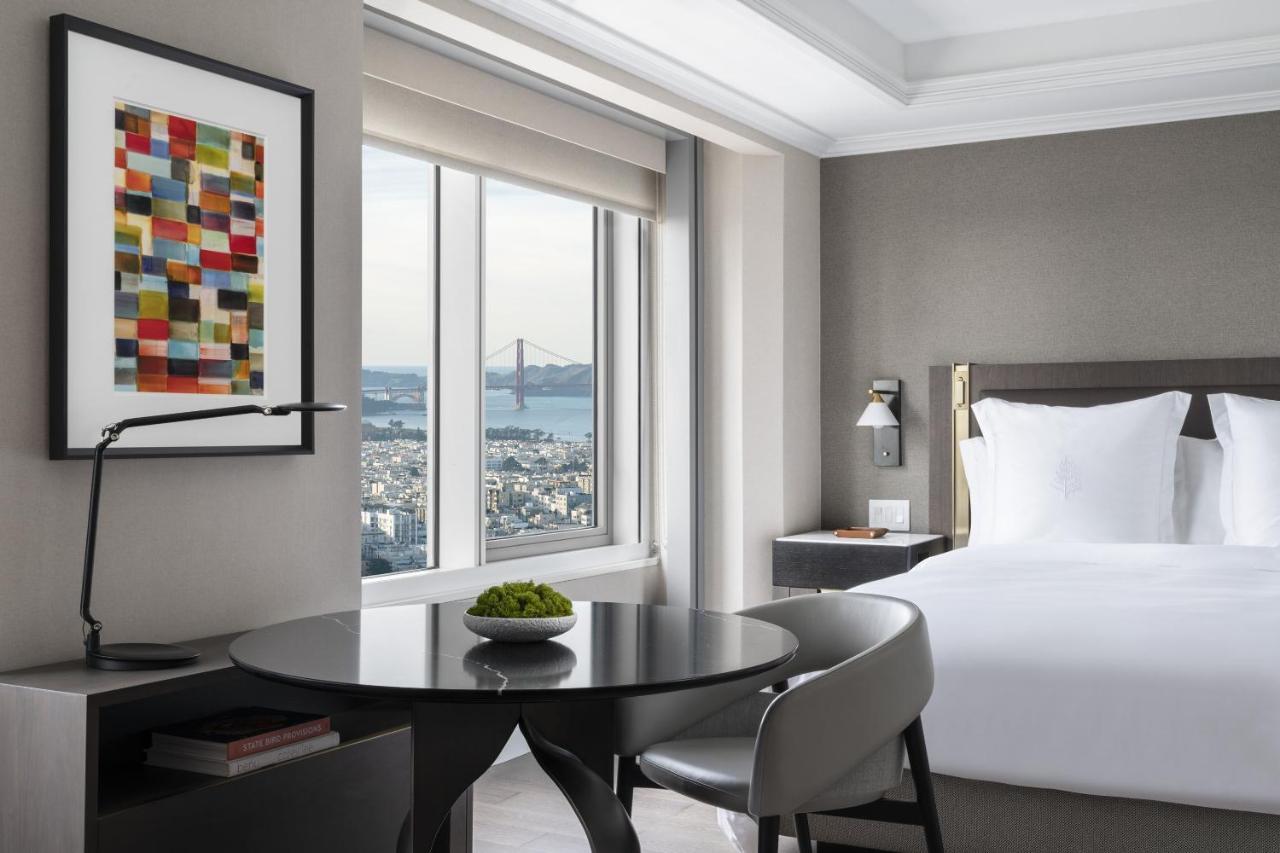 Quarto Premier com Cama King-size e Vista da Ponte