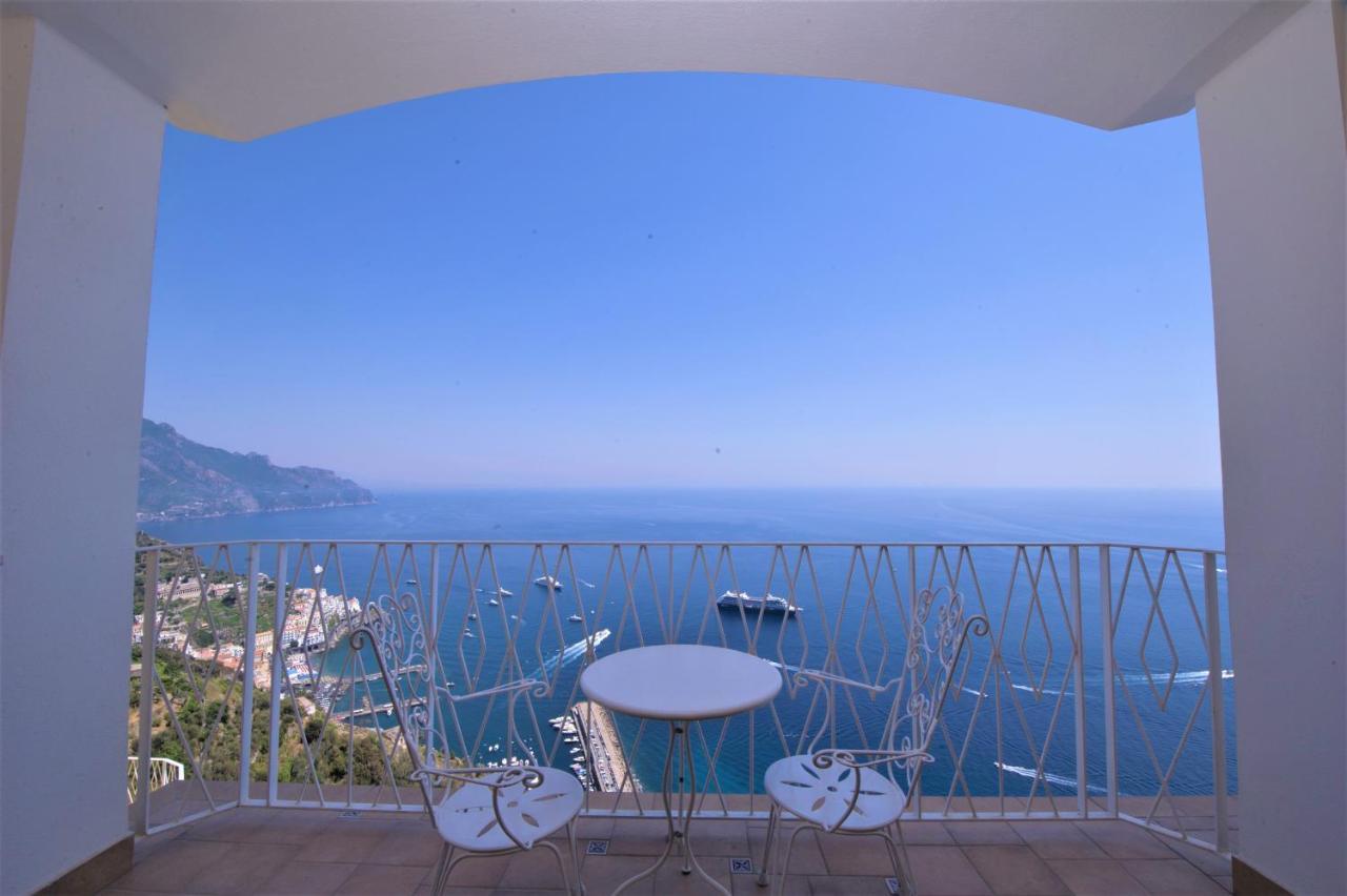 Camera Matrimoniale Superior con Balcone e Vista Mare