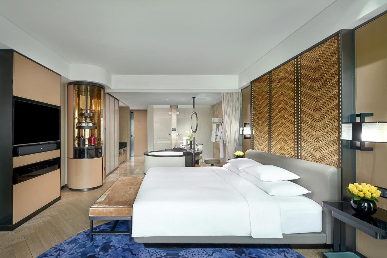 Luxury King Room inclusive Mini Bar the first round F&B at hotel’s house restaurants,1633009066:JPEG