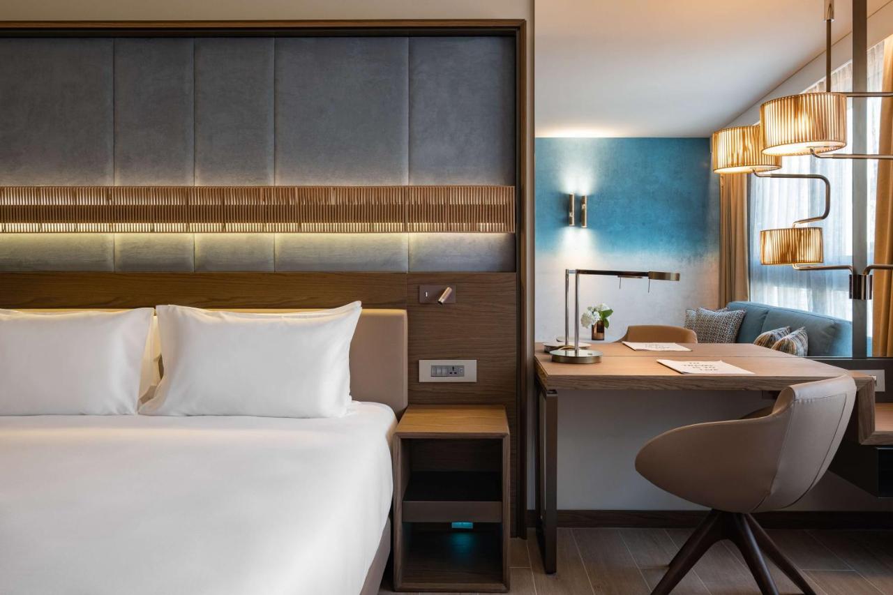 Deluxe King Room with Balcony and Sea View - Club Access