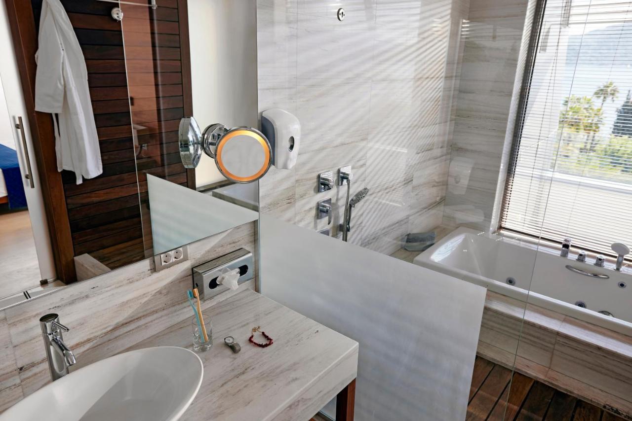 Deluxe Sea View Suite