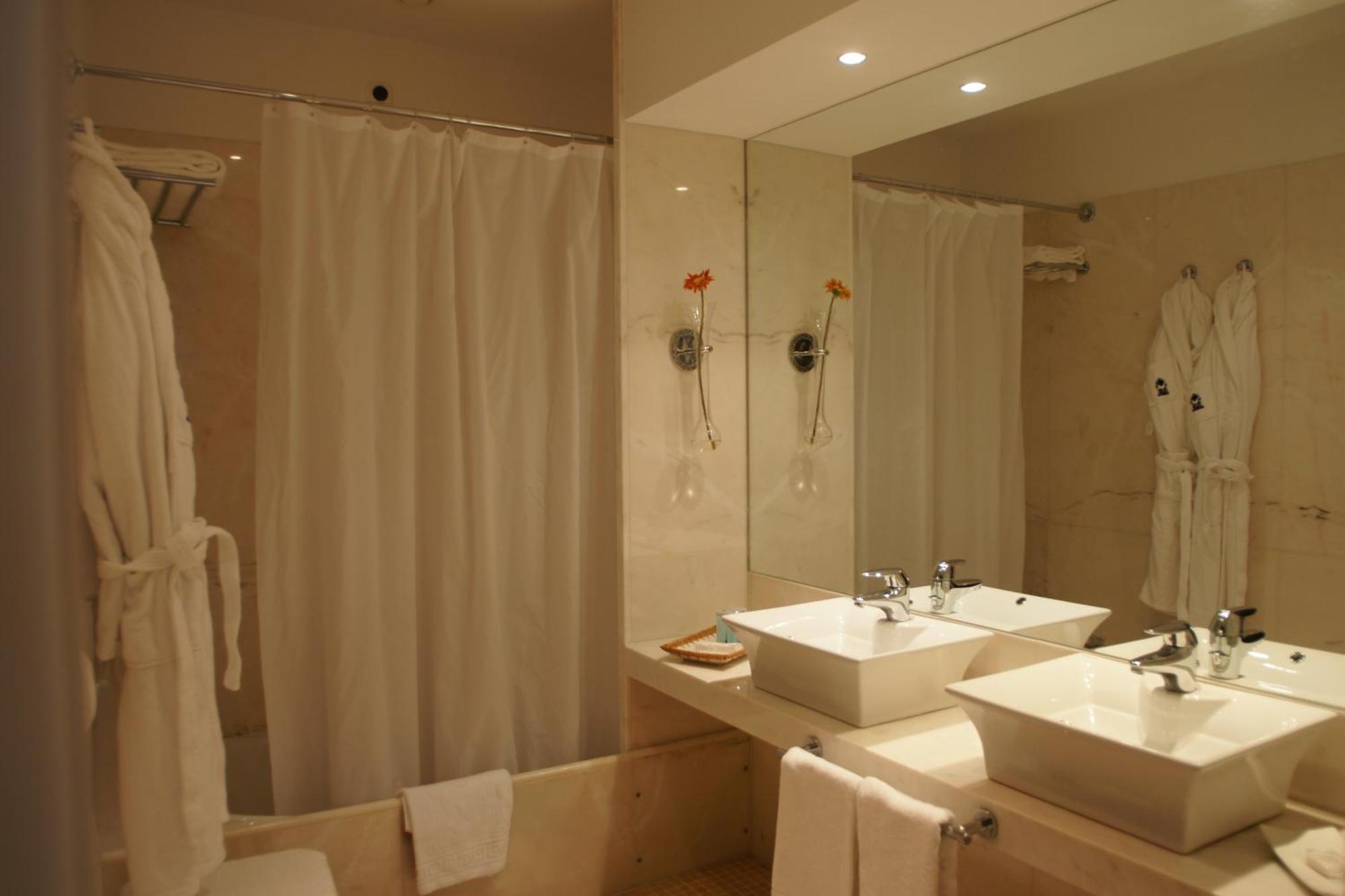 Quarto Superior com Cama de Casal ou 2 de Solteiro