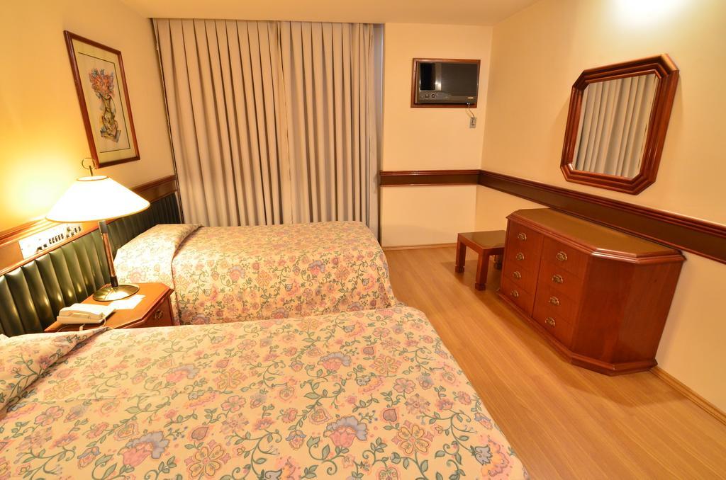 Quarto Luxo com 2 Camas de Solteiro