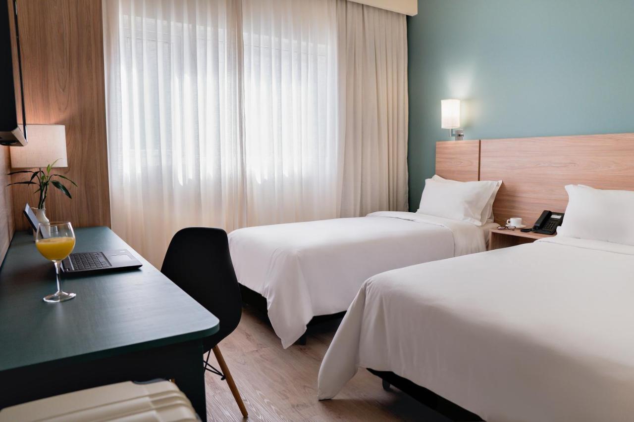 Quarto triplo standard com 1 cama queen-size e 1 de solteiro