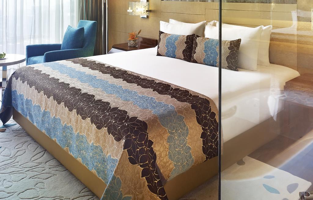 Luxury Double Room with 15 % disc on FNSB,SPA & transportation. 02 complimentary beers with selected brands or 2 glasses of house wine @ Tease, Feather bedding,