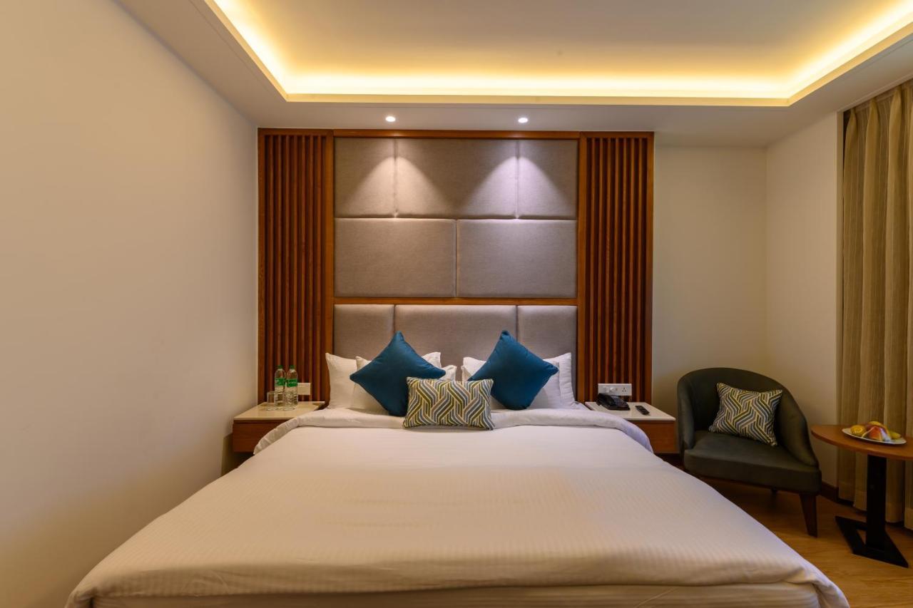 Classic Rooms: 10% discount on Food & Beverages (excluding In-Room Dining and Liquor), 10% discount on Spa Services, Laundry Services, Complimentary Happy Hour Offer – Buy 1 Get 1 Free, available daily from 11:00 AM to 7:00 PM.