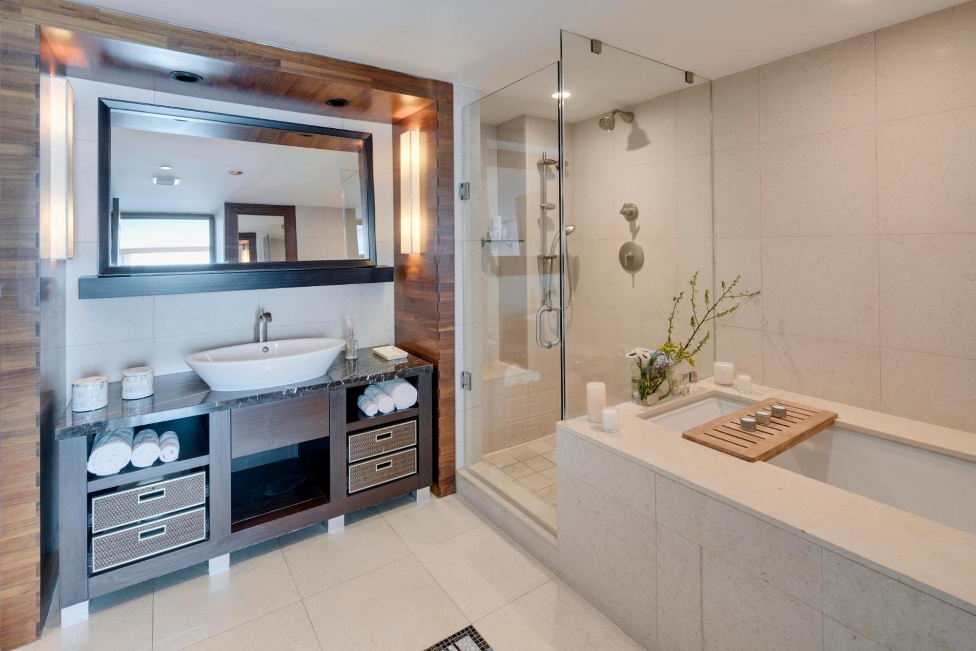 One-Bedroom Apartment King Bed City View