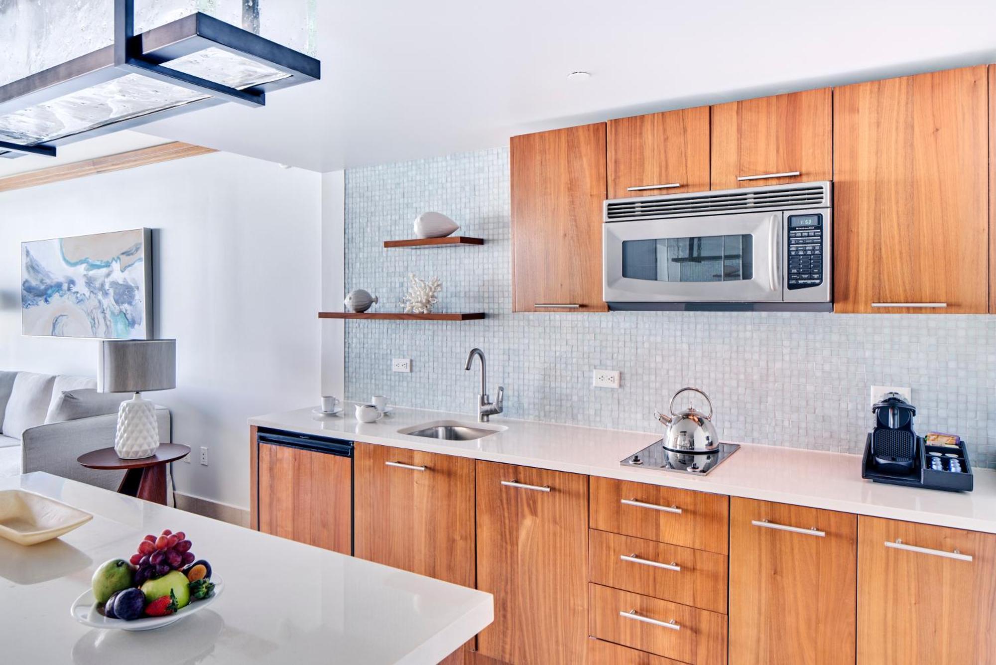 One-Bedroom Apartment King Bed City View