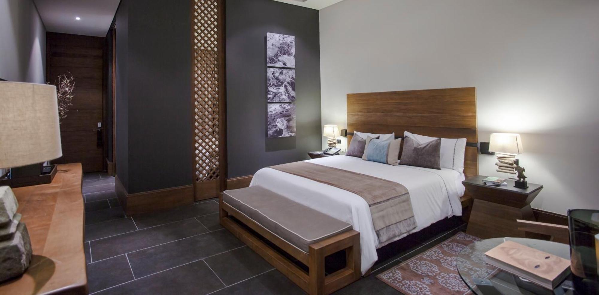 Quarto com Cama King-size e Vista do Jardim