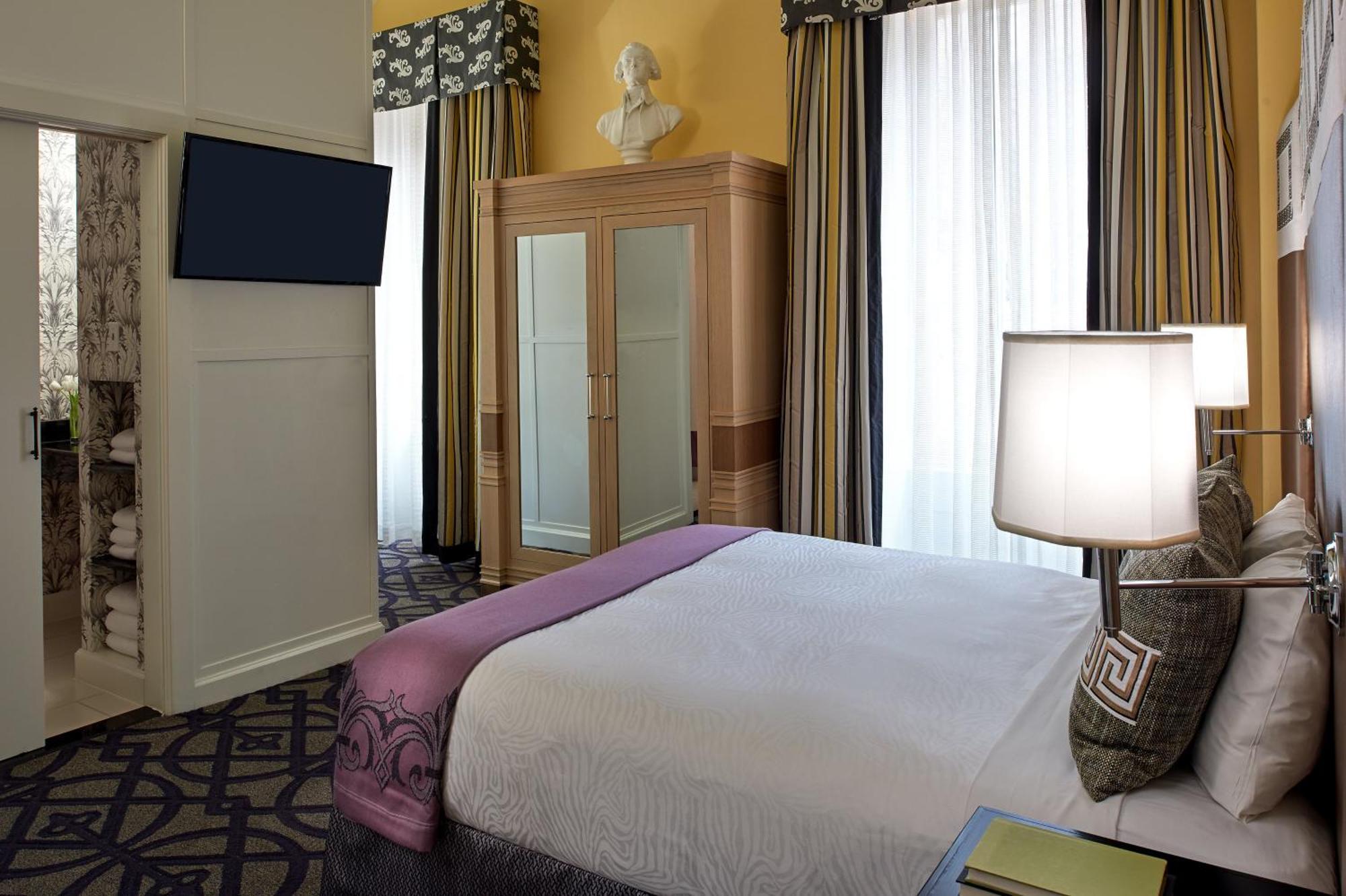 Essential Queen Room