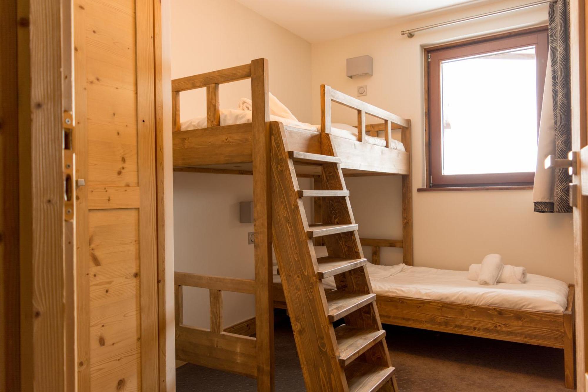 One-Bedroom Apartment Cabin,1279156489:JPEG