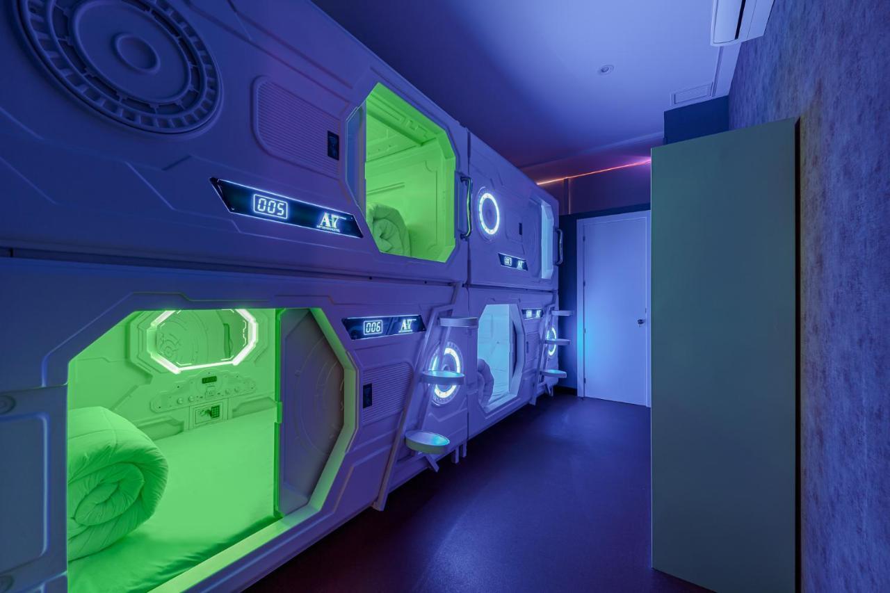 Eigen Capsulekamer met 4 Tweepersoonsbedden