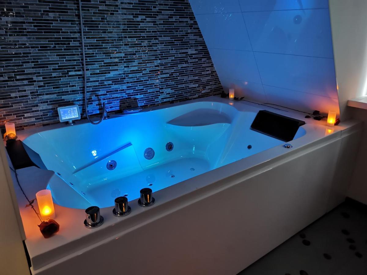 Deluxe Double Room Bath