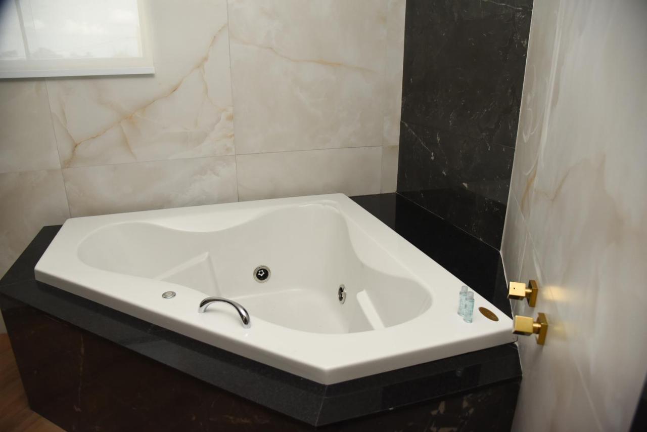Suíte com Cama King-size e Banheira de Hidromassagem