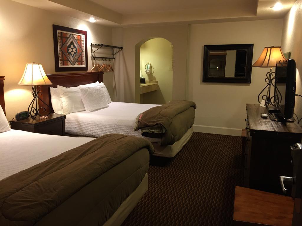 Queen Room with Two Queen Beds,988984246:JPEG