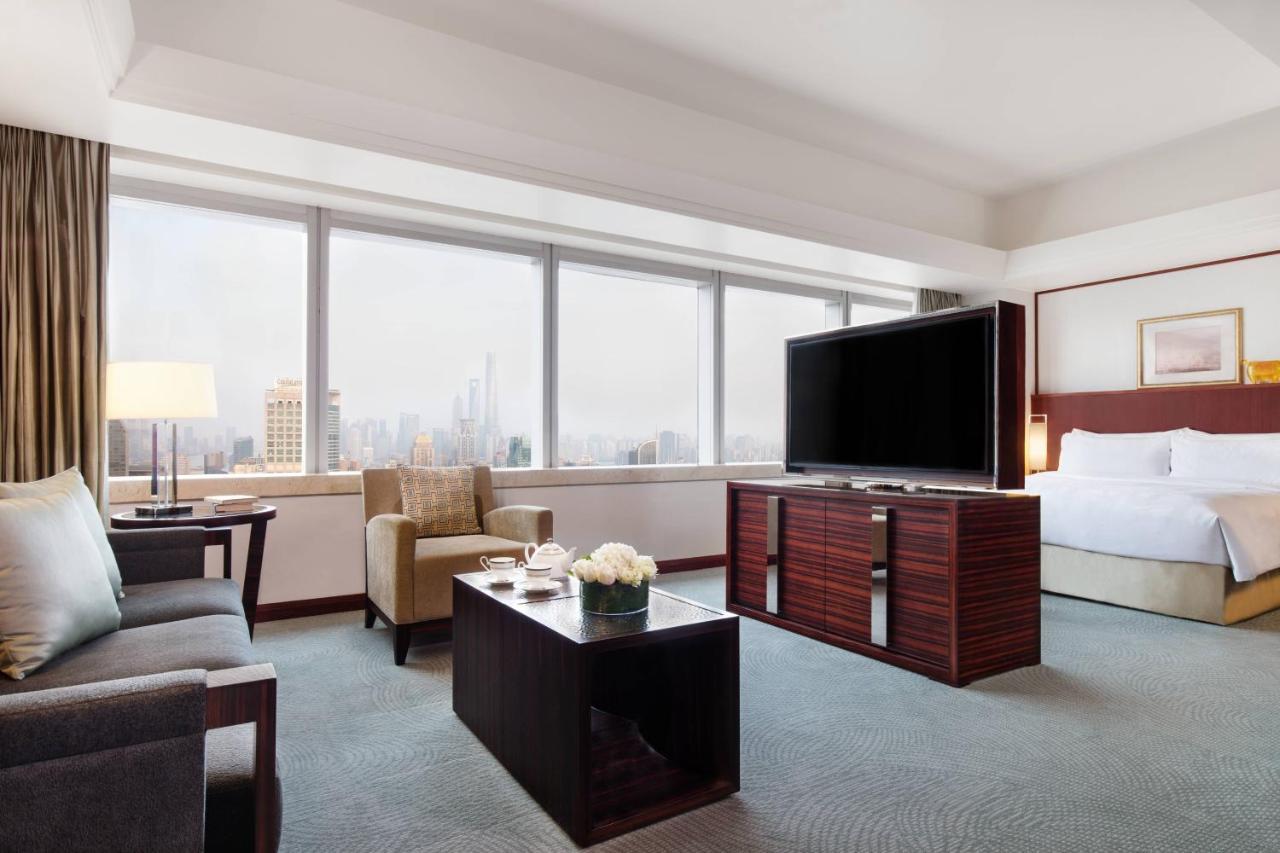 Executive Level Studio with One King Bed, Sofa Bed and Skyline View,1542296563:JPEG