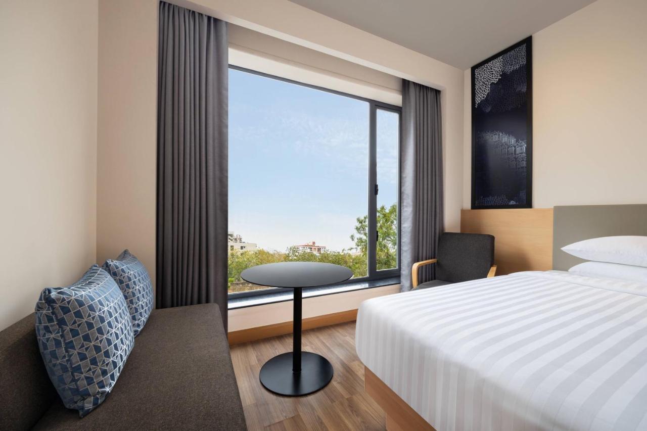 Guest Room King Bed City View on F&B A la carte or INR 500 hotel credit on a billing of INR 1250 at Twenty-One Bar Cafe only Happy Hours 11 on Alcoholic Beverages 4PM to 8PM at Twenty-One Bar & Cafe* cannot club other offers disc