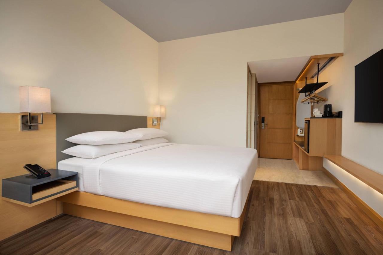 Guest Room King Bed City View on F&B A la carte or INR 500 hotel credit on a billing of INR 1250 at Twenty-One Bar Cafe only Happy Hours 11 on Alcoholic Beverages 4PM to 8PM at Twenty-One Bar & Cafe* cannot club other offers disc
