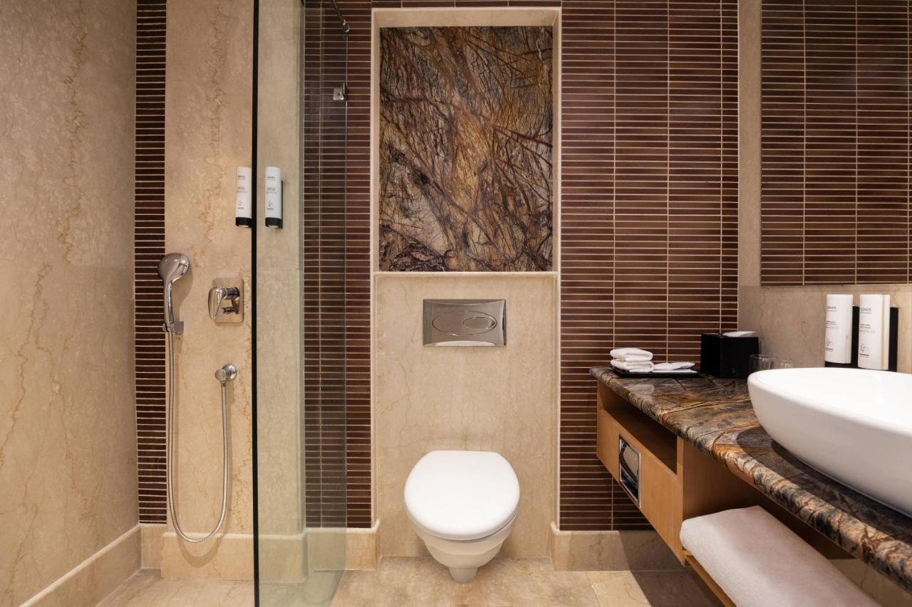 Guest Room King Bed City View on F&B A la carte or INR 500 hotel credit on a billing of INR 1250 at Twenty-One Bar Cafe only Happy Hours 11 on Alcoholic Beverages 4PM to 8PM at Twenty-One Bar & Cafe* cannot club other offers disc