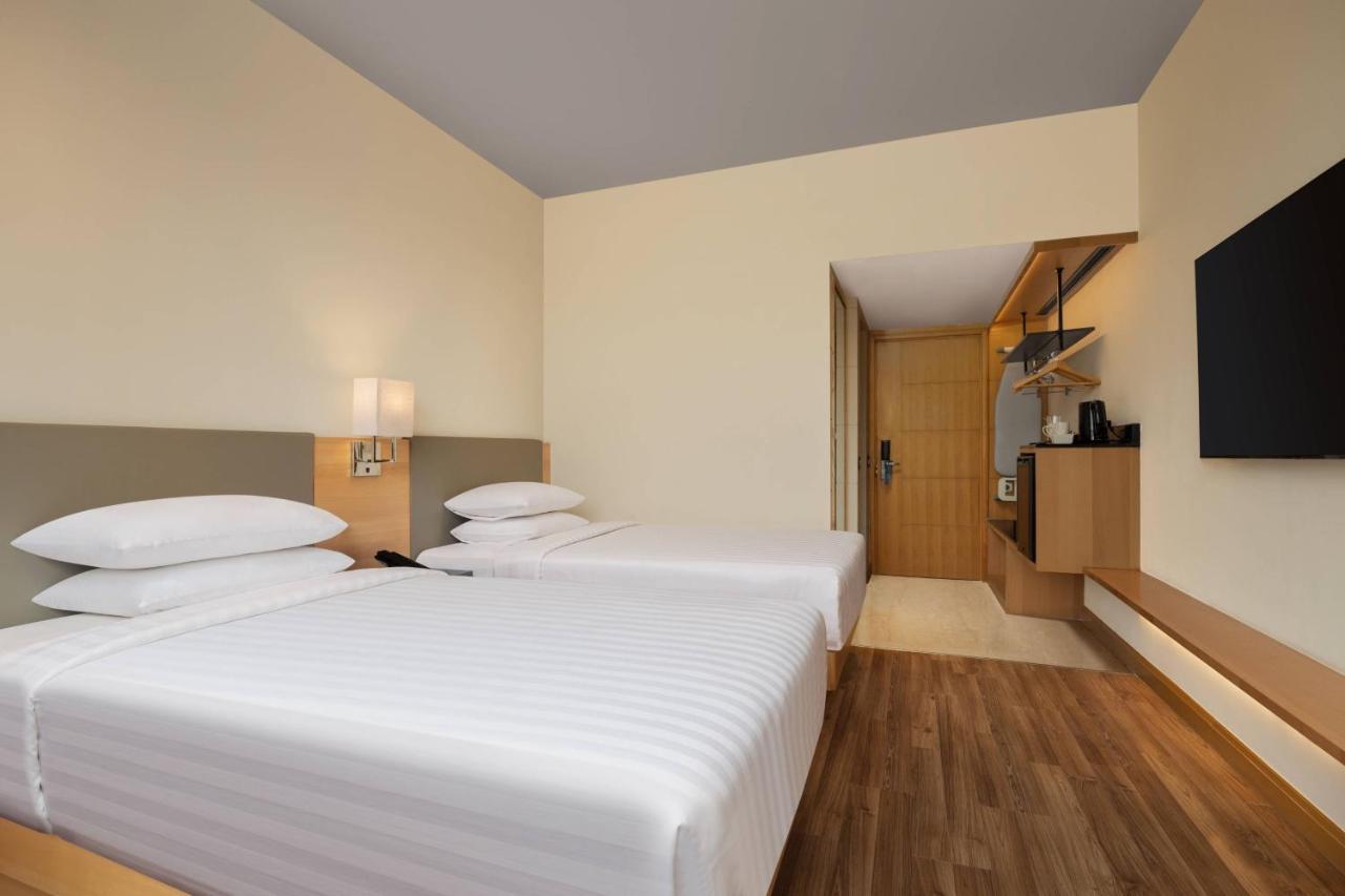Guest Room Twin Beds City View on F&B A la carte or INR 500 hotel credit on a billing of INR 1250 at Twenty-One Bar Cafe only Happy Hours 11 on Alcoholic Beverages 4PM to 8PM at Twenty-One Bar & Cafe* cannot club other offersdisc