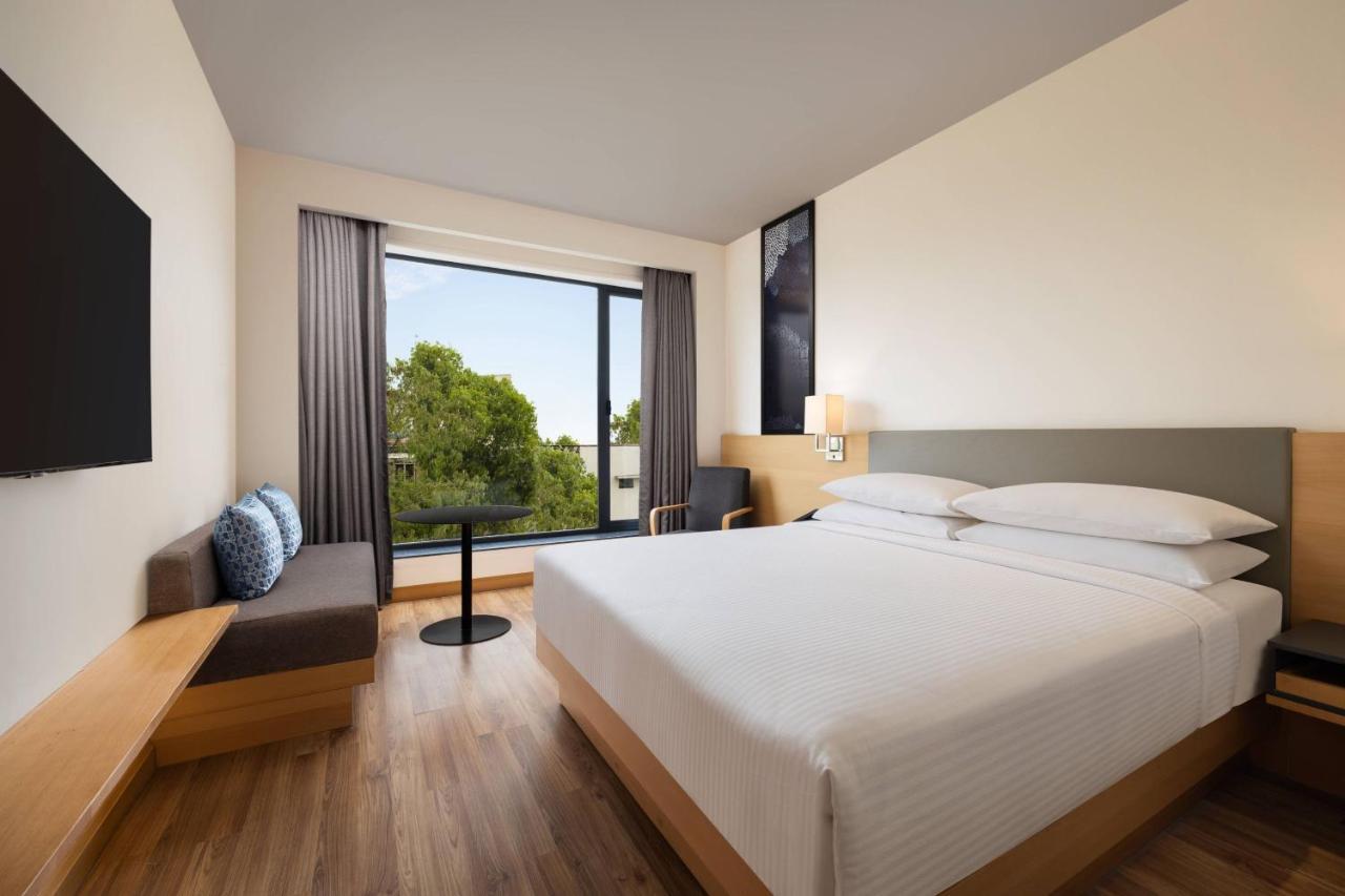 Guest Room King Bed City View on F&B A la carte or INR 500 hotel credit on a billing of INR 1250 at Twenty-One Bar Cafe only Happy Hours 11 on Alcoholic Beverages 4PM to 8PM at Twenty-One Bar & Cafe* cannot club other offers disc