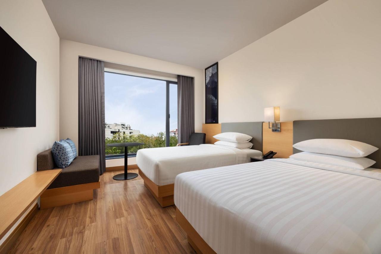 Guest Room Twin Beds City View on F&B A la carte or INR 500 hotel credit on a billing of INR 1250 at Twenty-One Bar Cafe only Happy Hours 11 on Alcoholic Beverages 4PM to 8PM at Twenty-One Bar & Cafe* cannot club other offersdisc