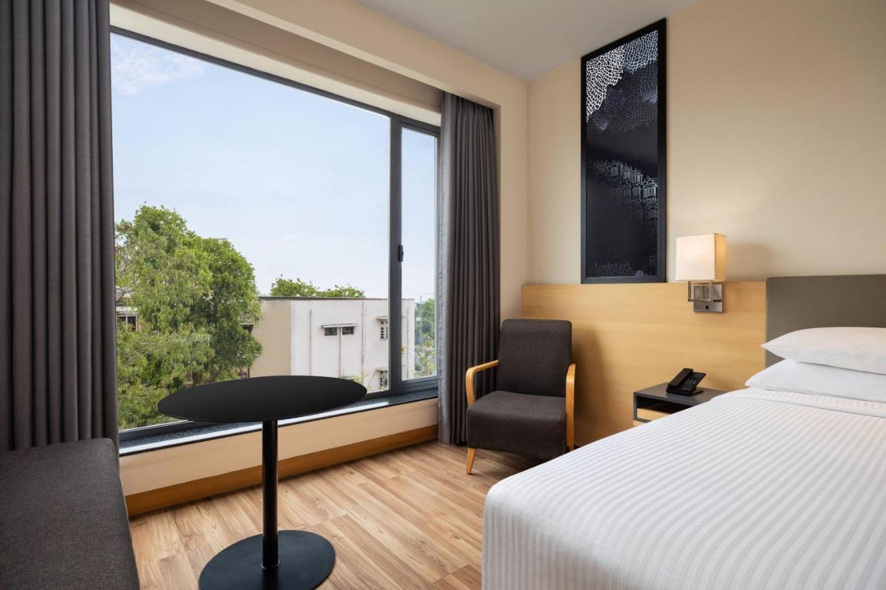 Guest Room King Bed City View on F&B A la carte or INR 500 hotel credit on a billing of INR 1250 at Twenty-One Bar Cafe only Happy Hours 11 on Alcoholic Beverages 4PM to 8PM at Twenty-One Bar & Cafe* cannot club other offers disc