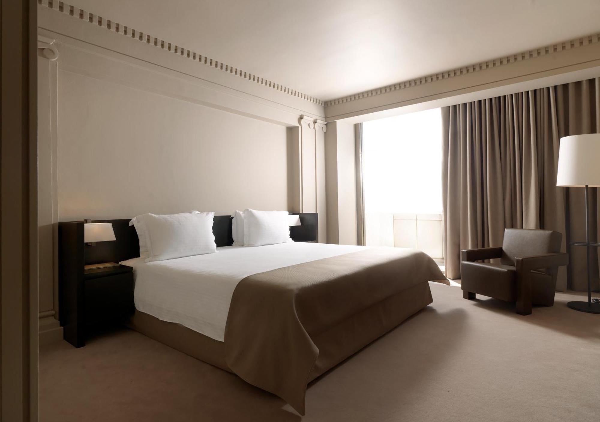 Deluxe City View Suite