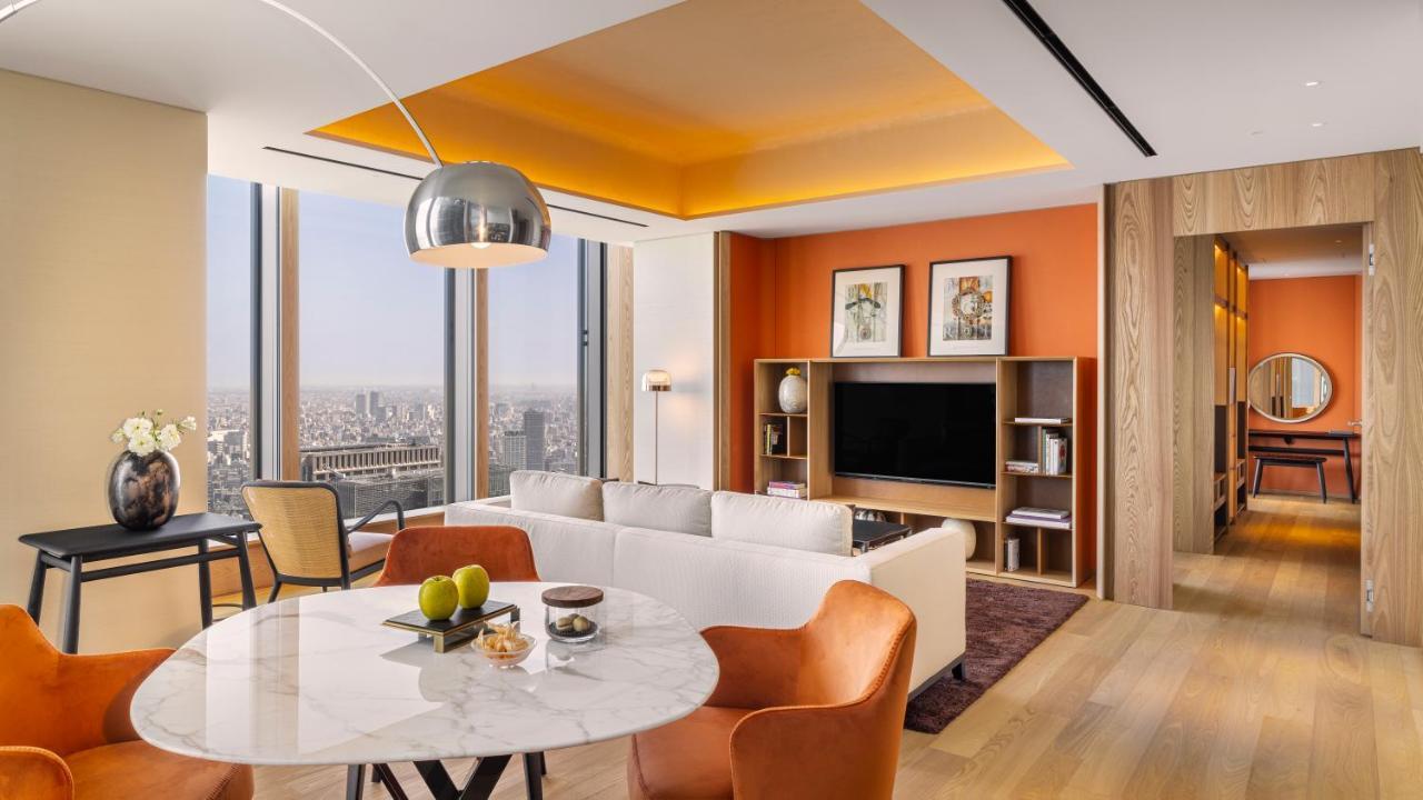 One-Bedroom Superior King Suite Skyline View