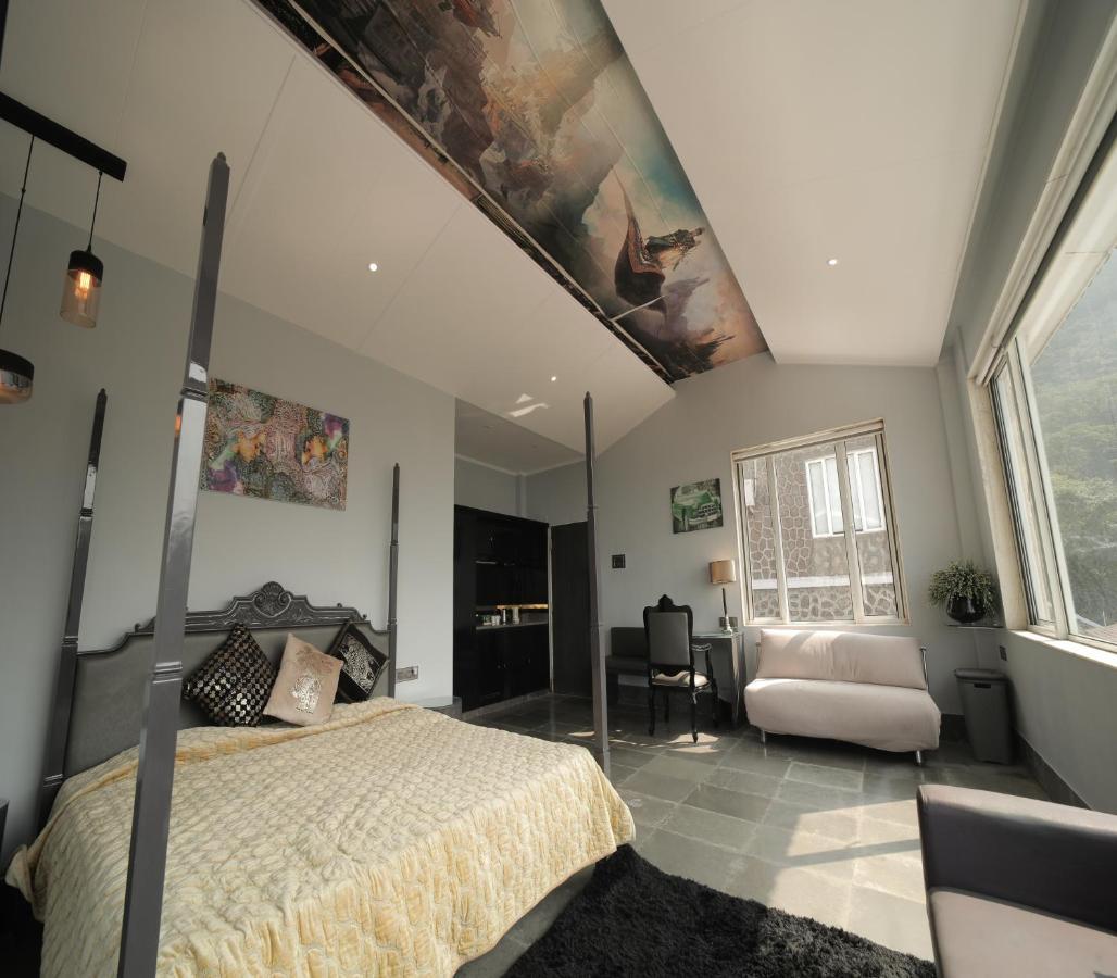 Suite with Mountain View
