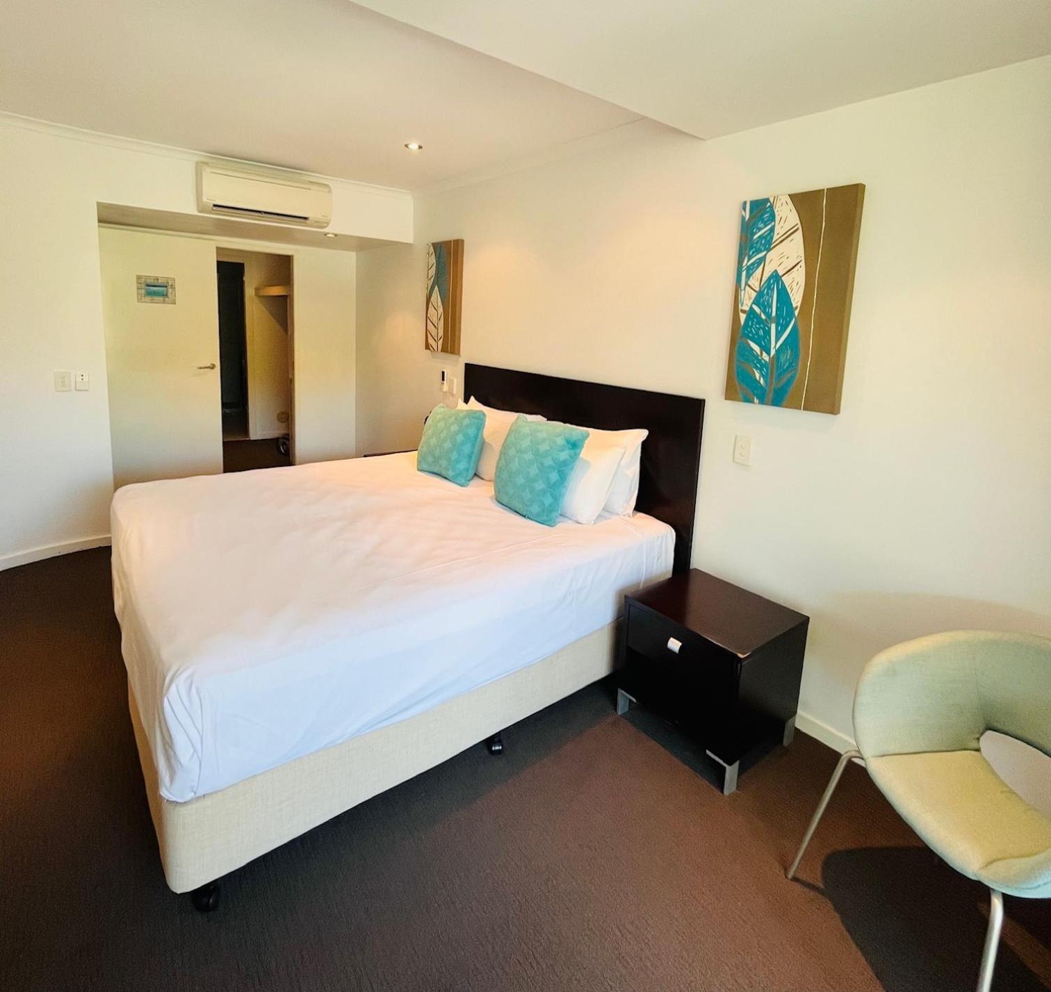 Two-Bedroom Apartment Spa Bath Water View