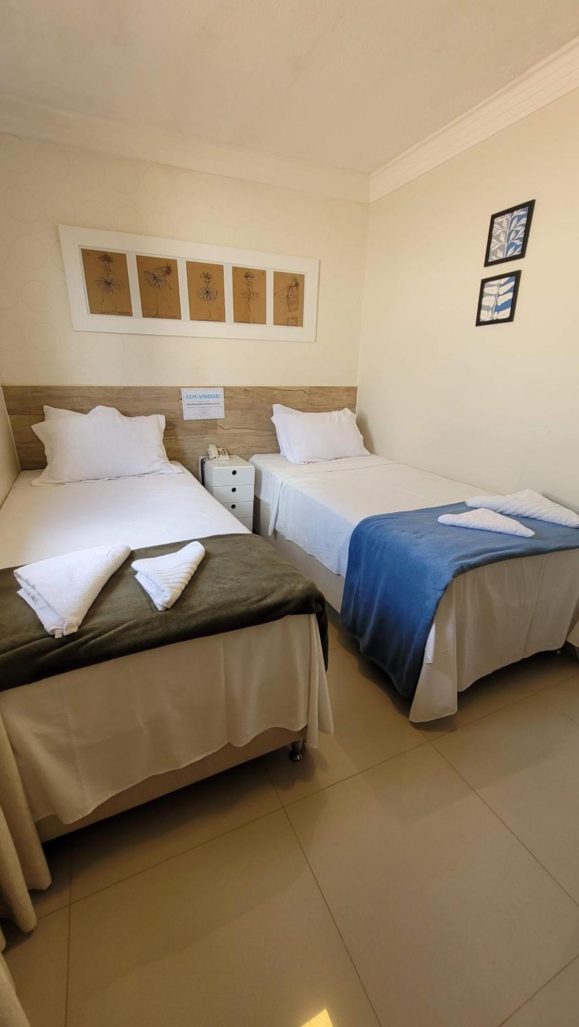 Quarto com 2 Camas de Solteiro