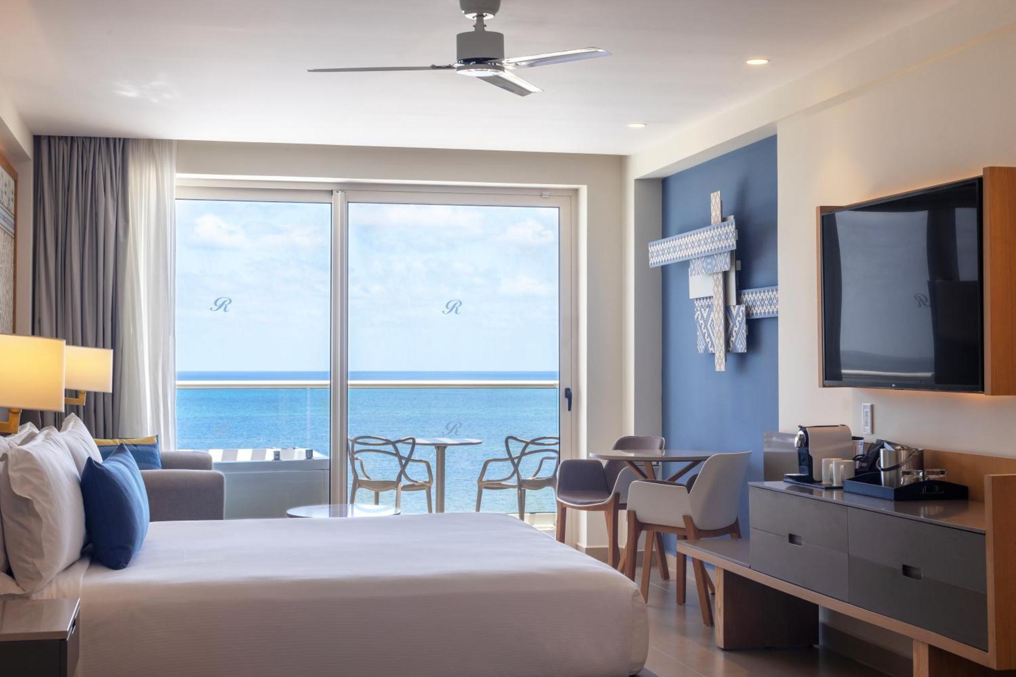 Luxe Junior Suite aan de Oceaan met Terras en Bubbelbad - Toegang tot de Diamond Club