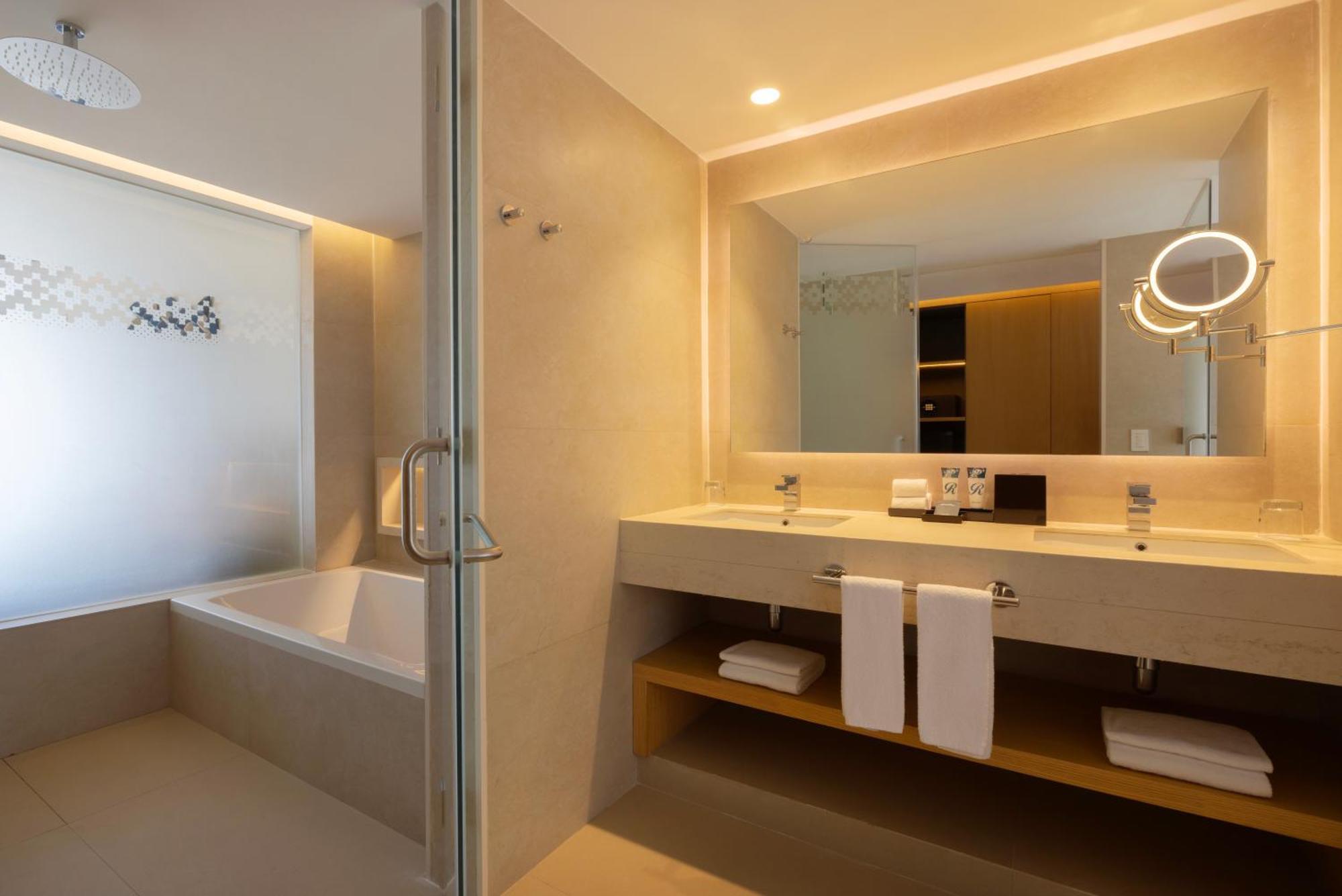 Luxe Junior Suite met 2 Slaapkamers aan de Oceaan - Toegang tot de Diamond Club