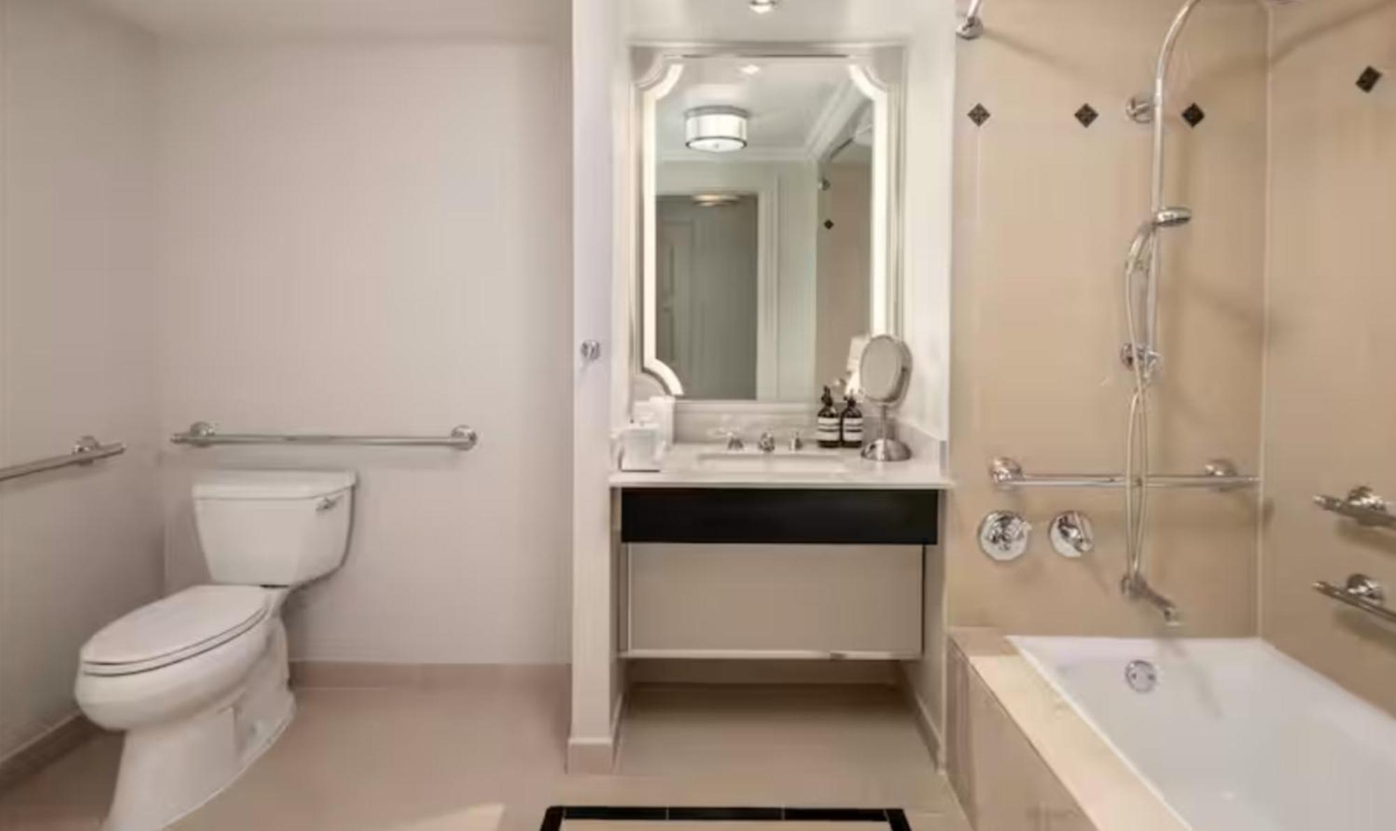 Deluxe King Room with Bath Tub and View - Mobility Access