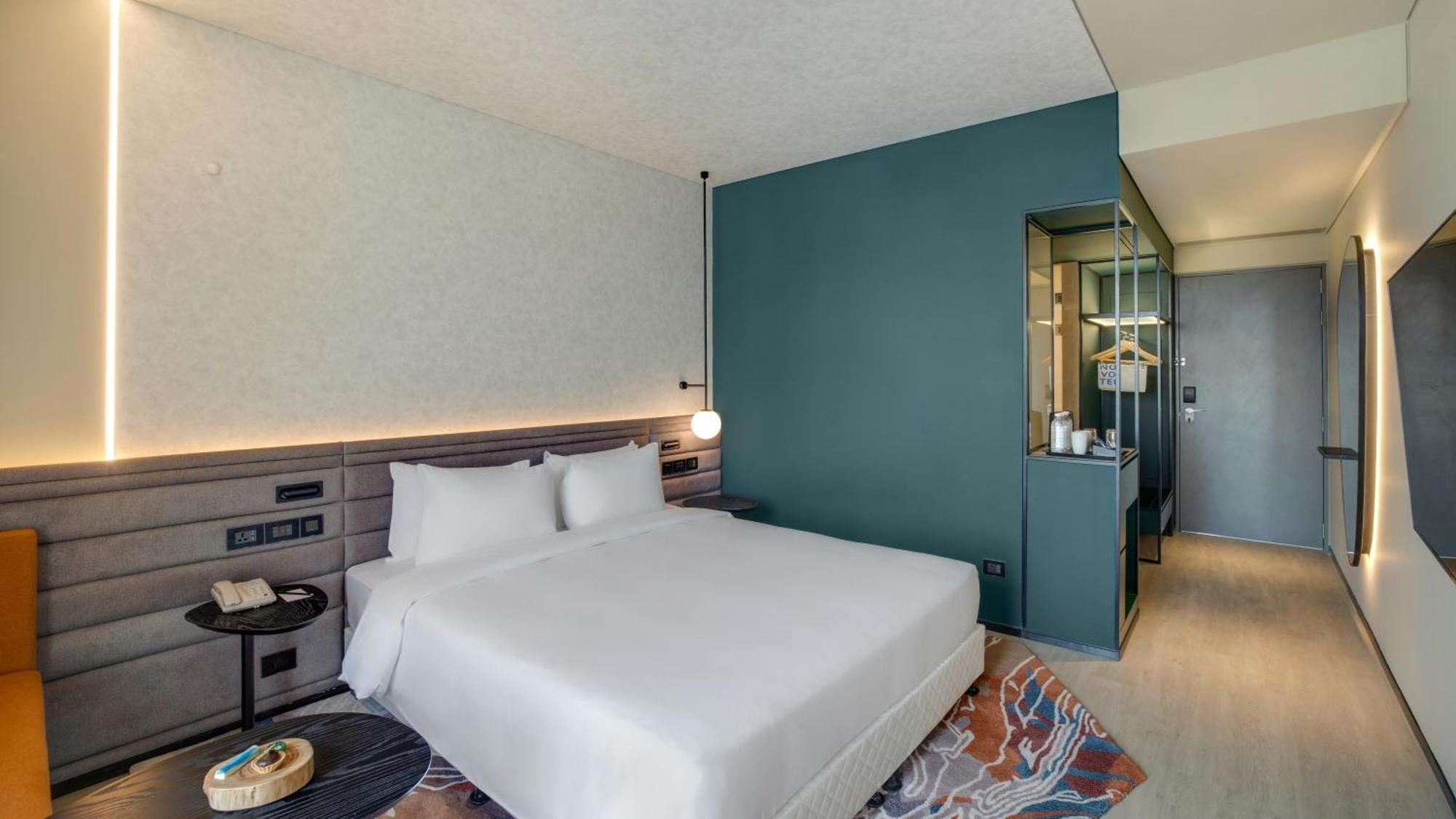 Premier King Room Complimentary IMFL from 600 pm to 8 pm at Barcode Shared Airport Transfer,1544142379:JPEG