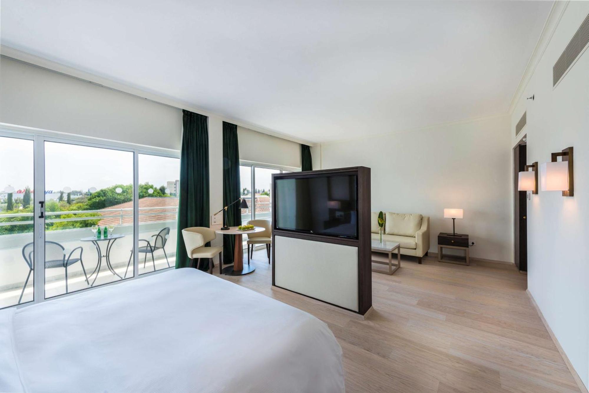 Junior Suite met Kingsize Bed en Uitzicht op het Zwembad