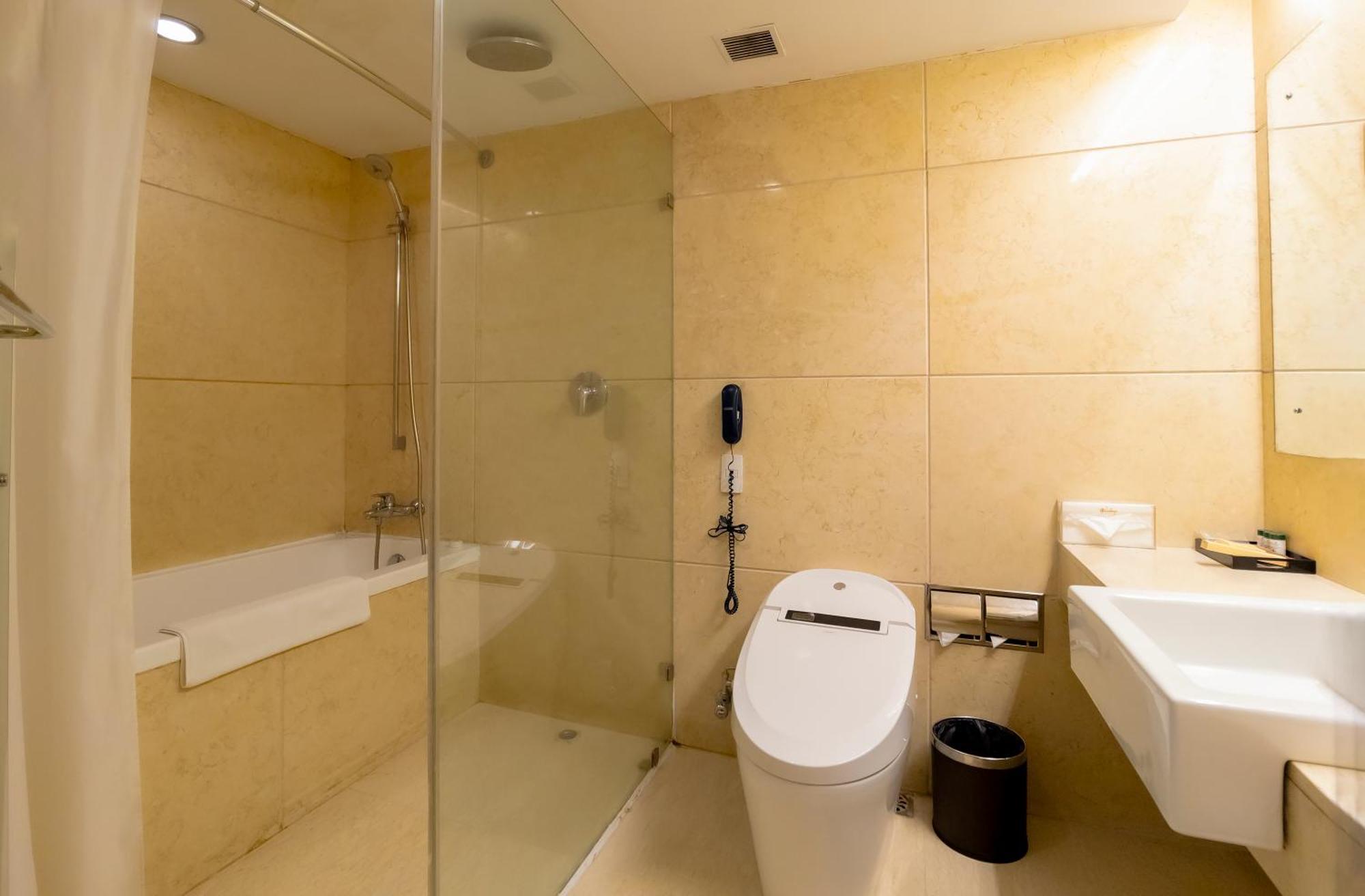 Junior Suite Bathtub access to Steam Jacuzzi & Gym