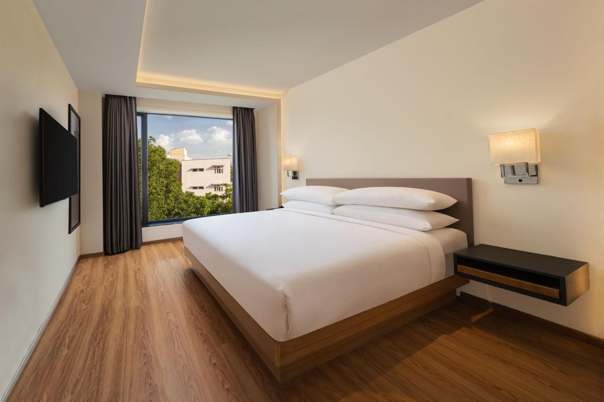 Suite King Bed on F&B A la carte or INR 500 hotel credit on a billing of INR 1250 at Twenty-One Bar Cafe only Happy Hours 11 on Alcoholic Beverages 4PM to 8PM at Twenty-One Bar & Cafe* cannot club other offers discounts
