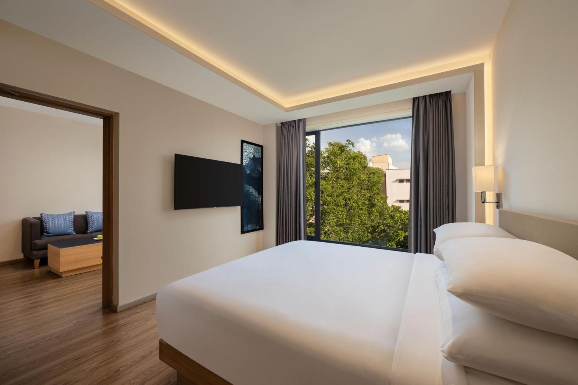 Suite King Bed on F&B A la carte or INR 500 hotel credit on a billing of INR 1250 at Twenty-One Bar Cafe only Happy Hours 11 on Alcoholic Beverages 4PM to 8PM at Twenty-One Bar & Cafe* cannot club other offers discounts