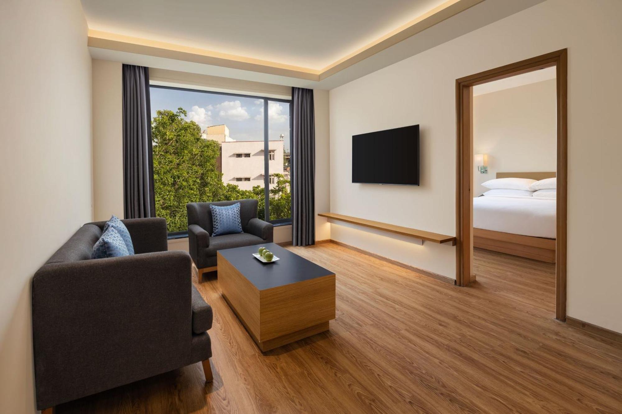 Suite King Bed on F&B A la carte or INR 500 hotel credit on a billing of INR 1250 at Twenty-One Bar Cafe only Happy Hours 11 on Alcoholic Beverages 4PM to 8PM at Twenty-One Bar & Cafe* cannot club other offers discounts