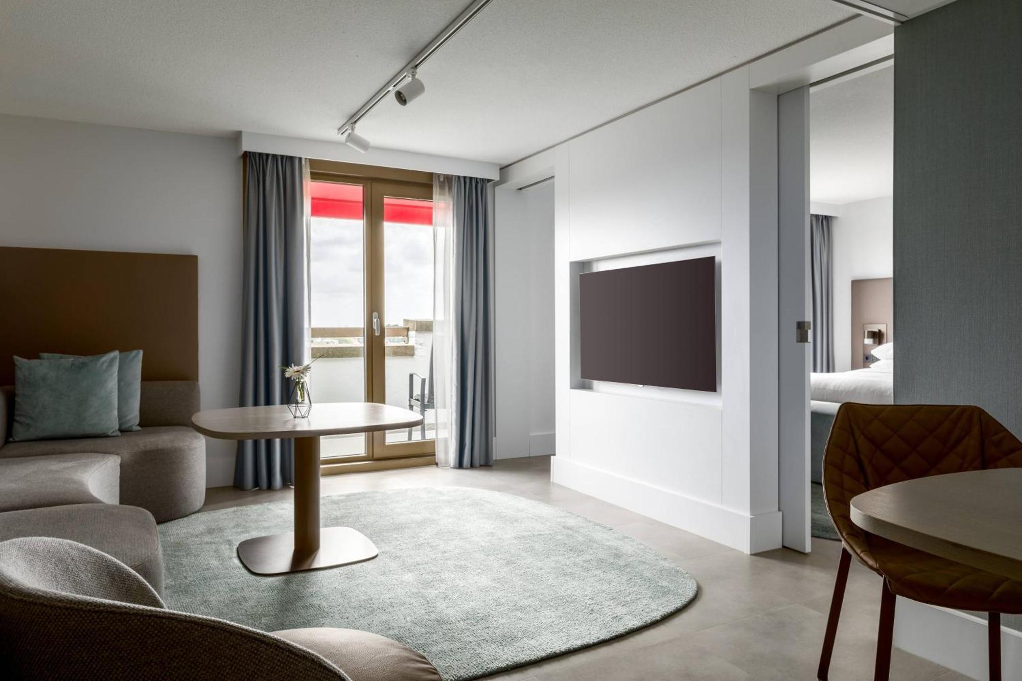 Balcony Suite with M Club Lounge Access,1664651531:JPEG