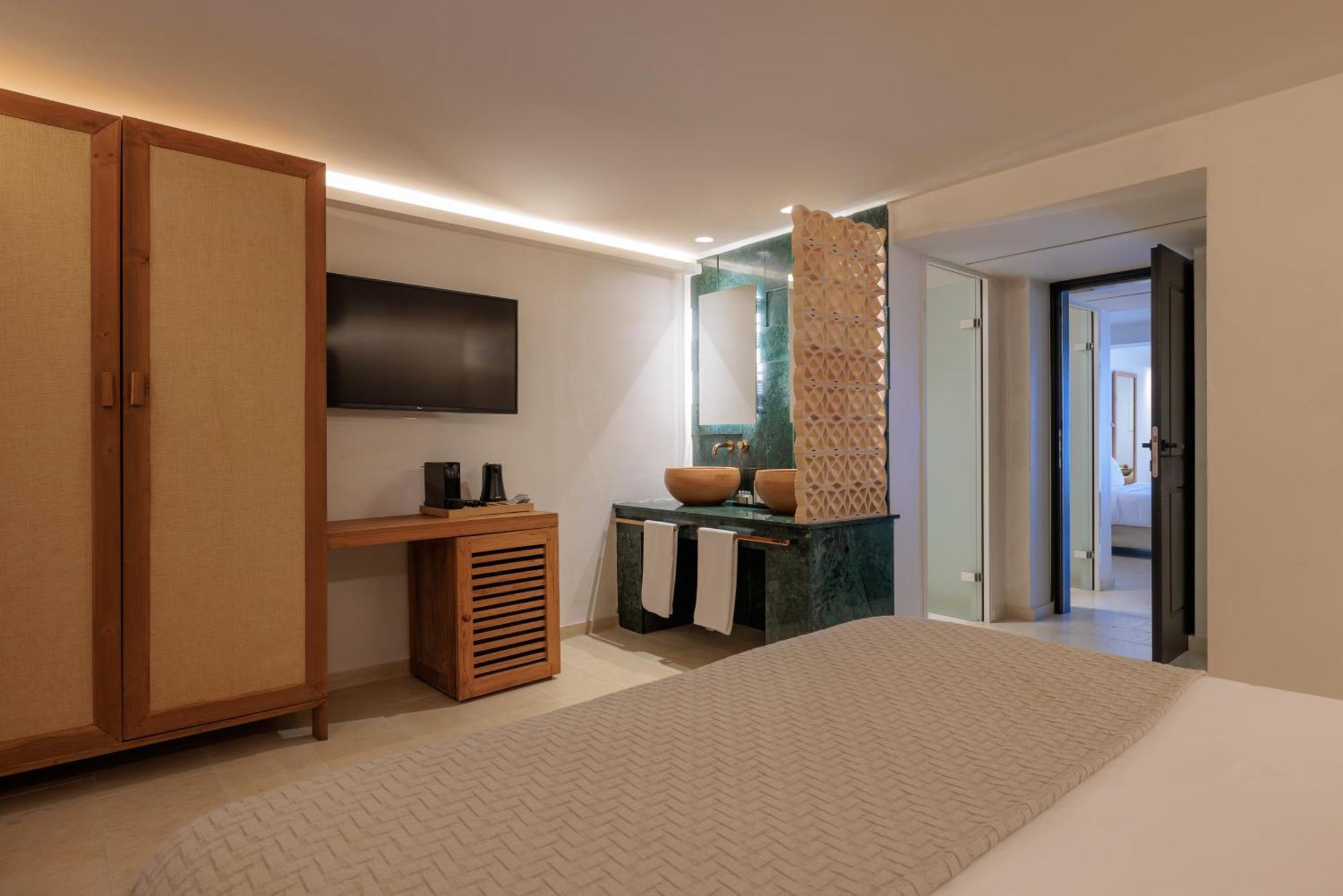 Friends & Family 2 Bedroom Suite Private Pool,1299085426:JPEG