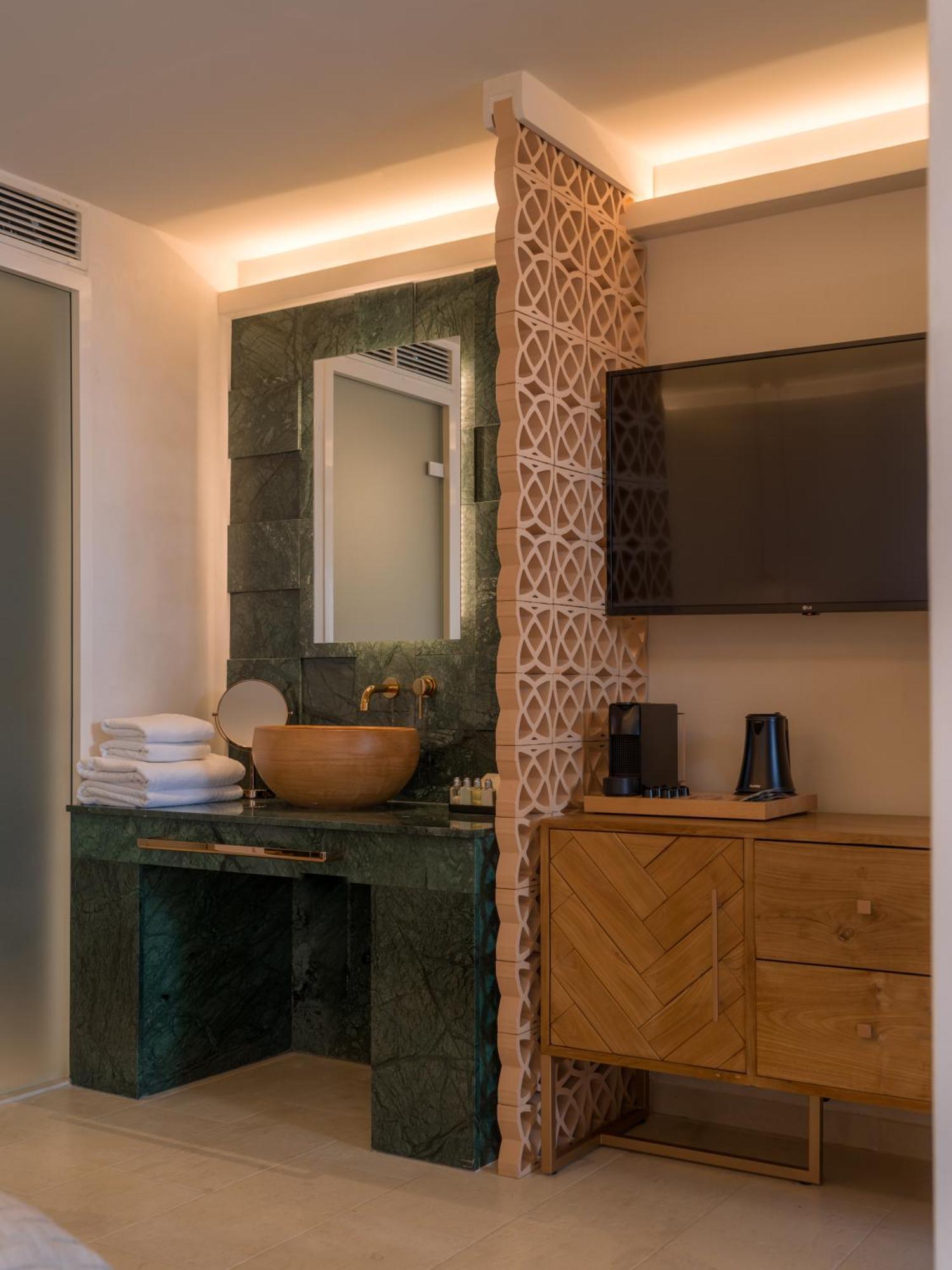 Superior Double Room Outdoor Jetted Tub