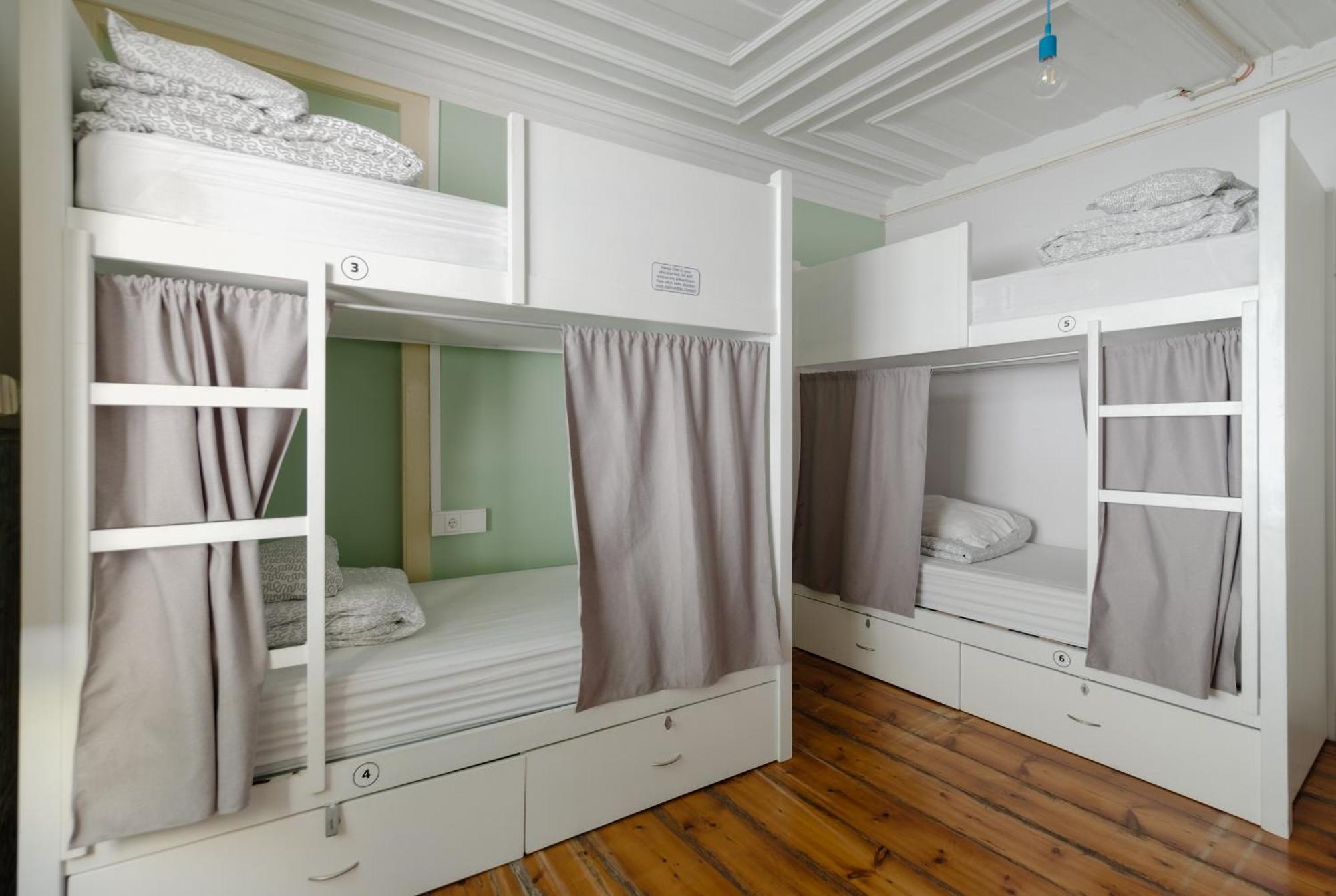 Posto Letto in Dormitorio Femminile con 8 Letti