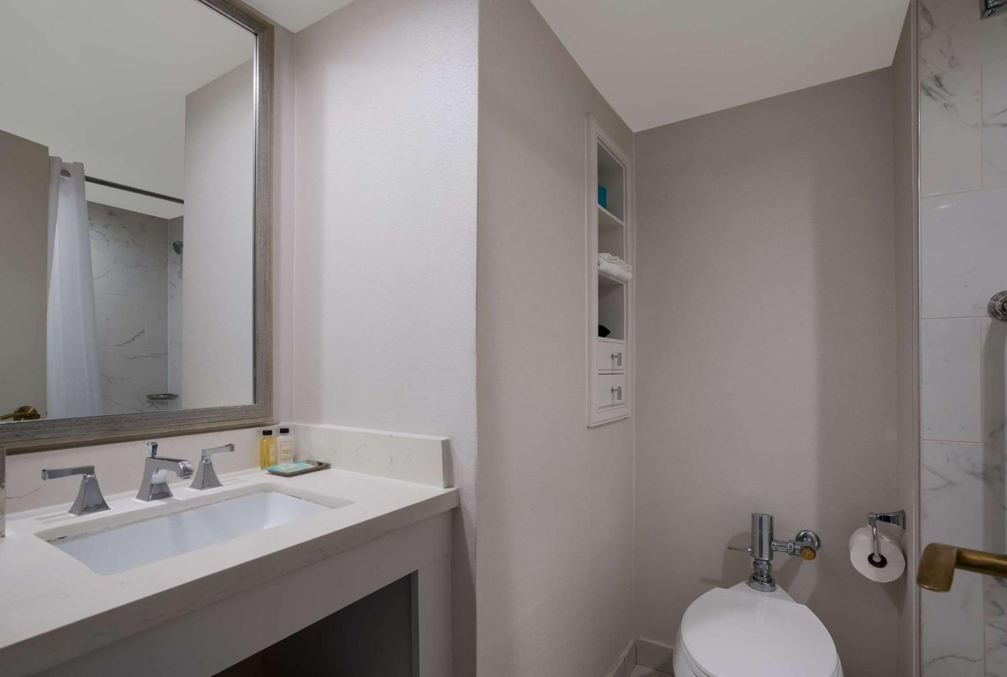 King Interior Furnished Balcony,1609311399:JPEG