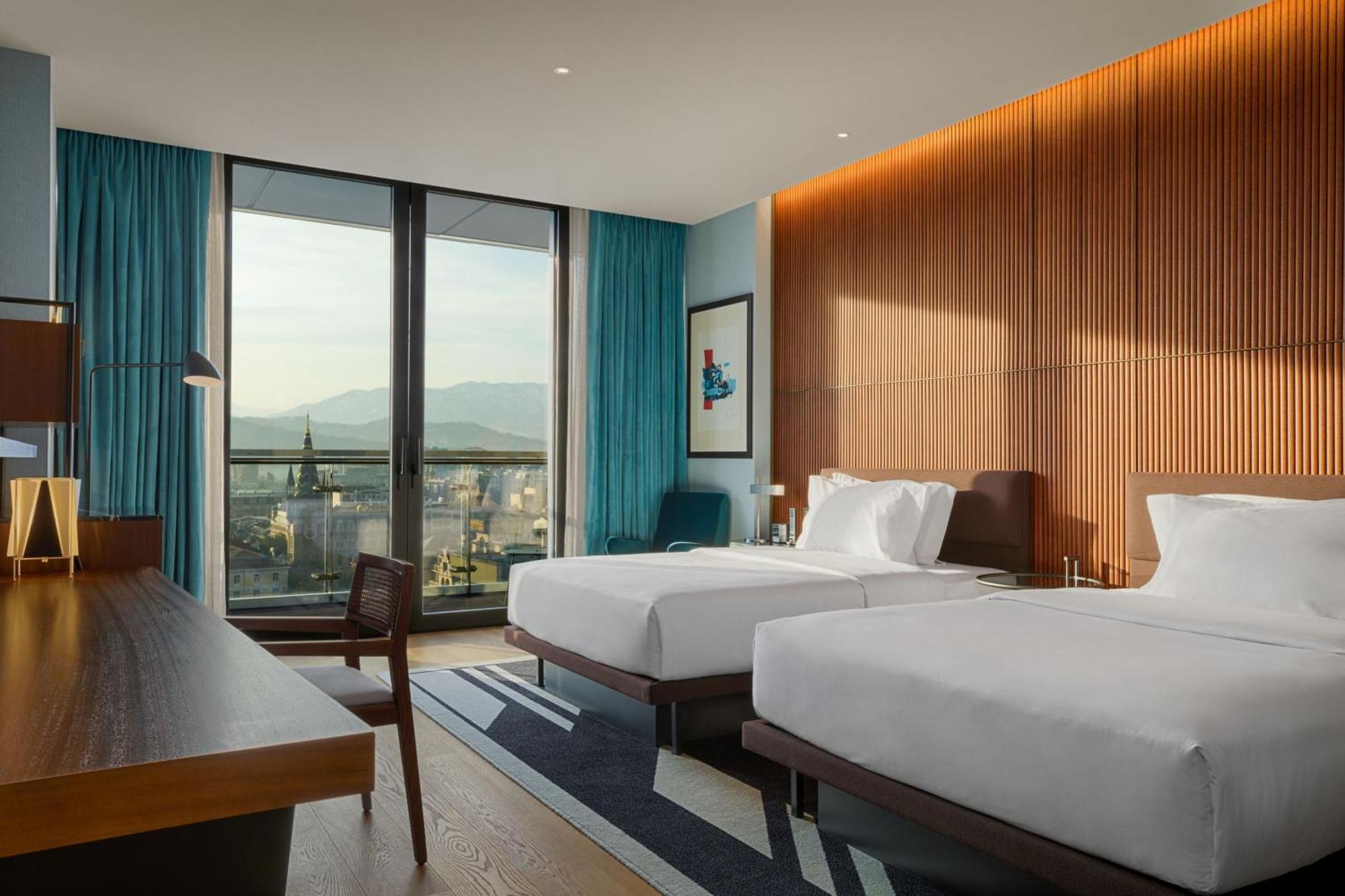 Deluxe Guest room 2 Queen City view Balcony