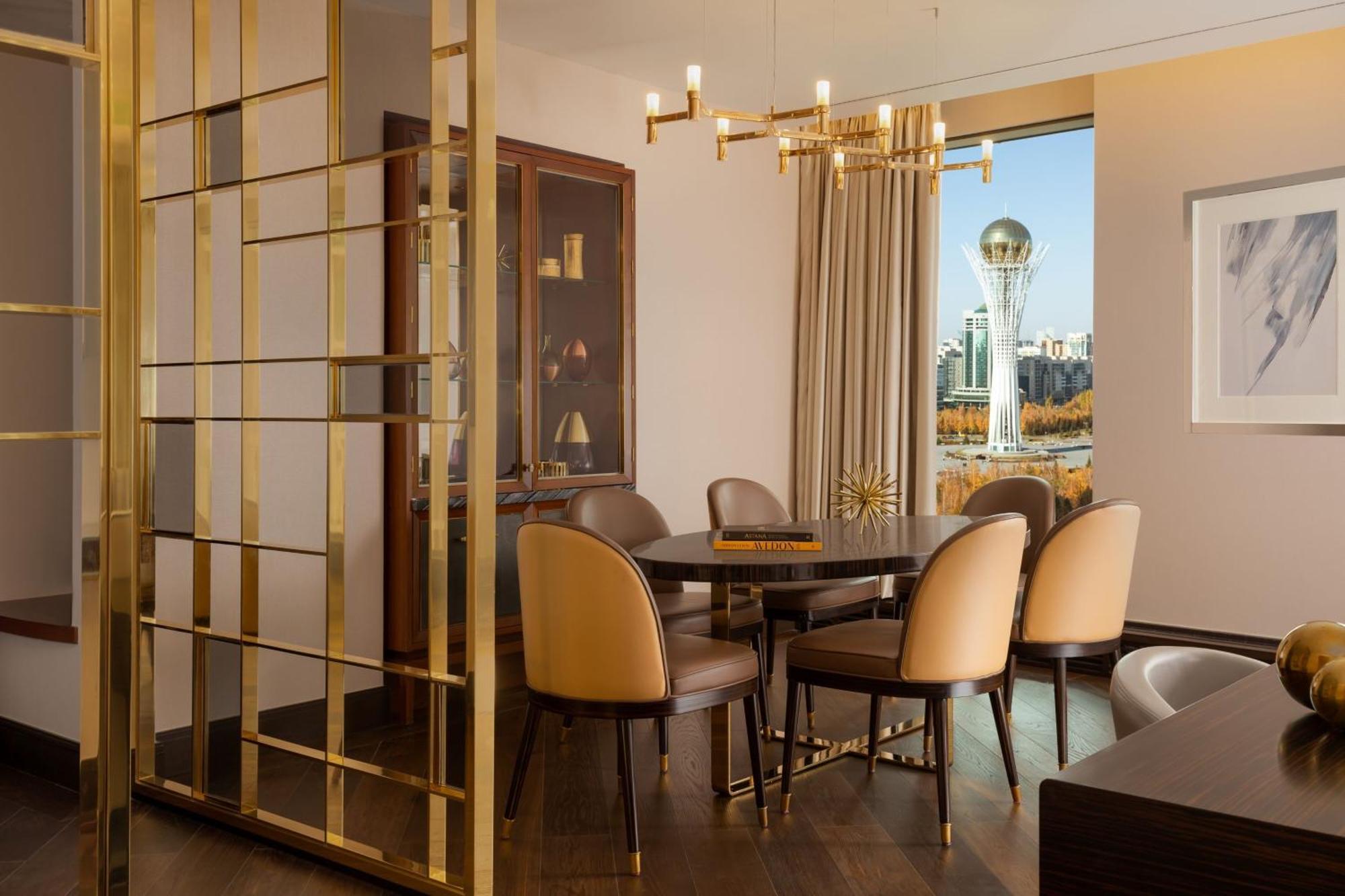 Executive Suite with Club Lounge access, 1 King, City view,1612985728:JPEG