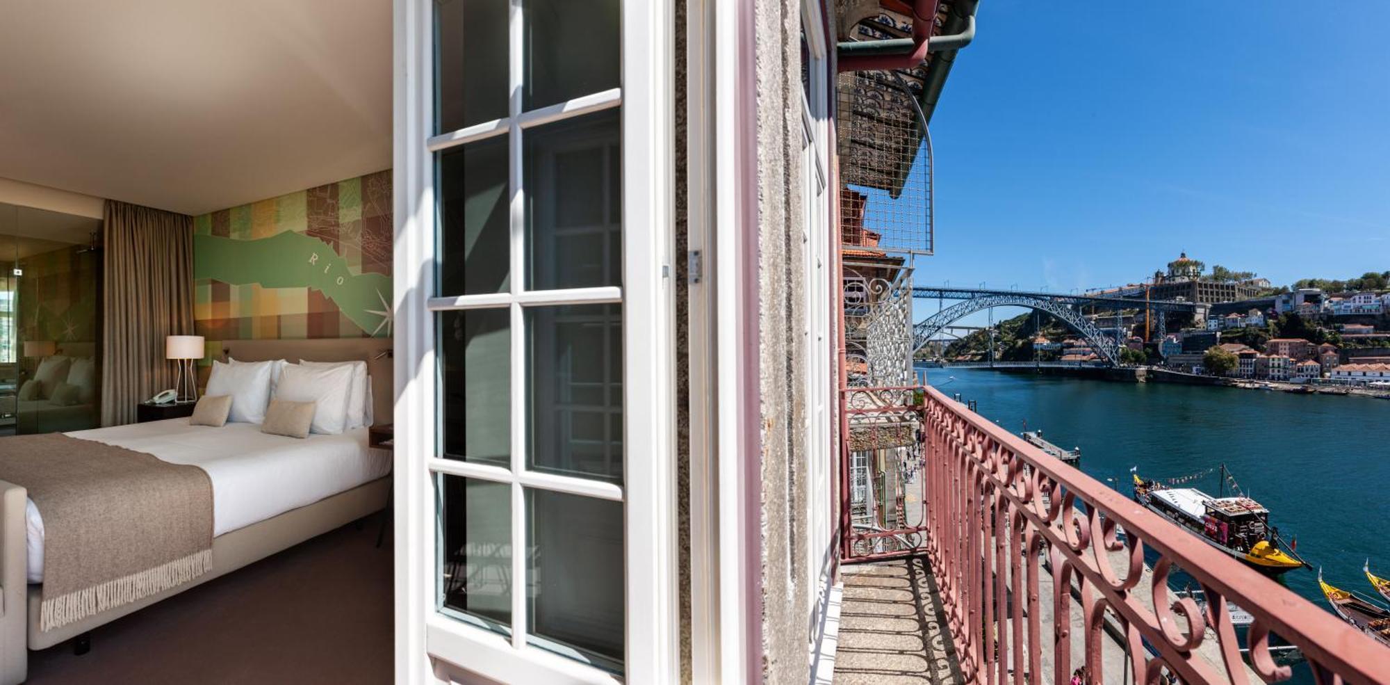 Vintage Grand Tweepersoonskamer met 1 of 2 Bedden en Balkon