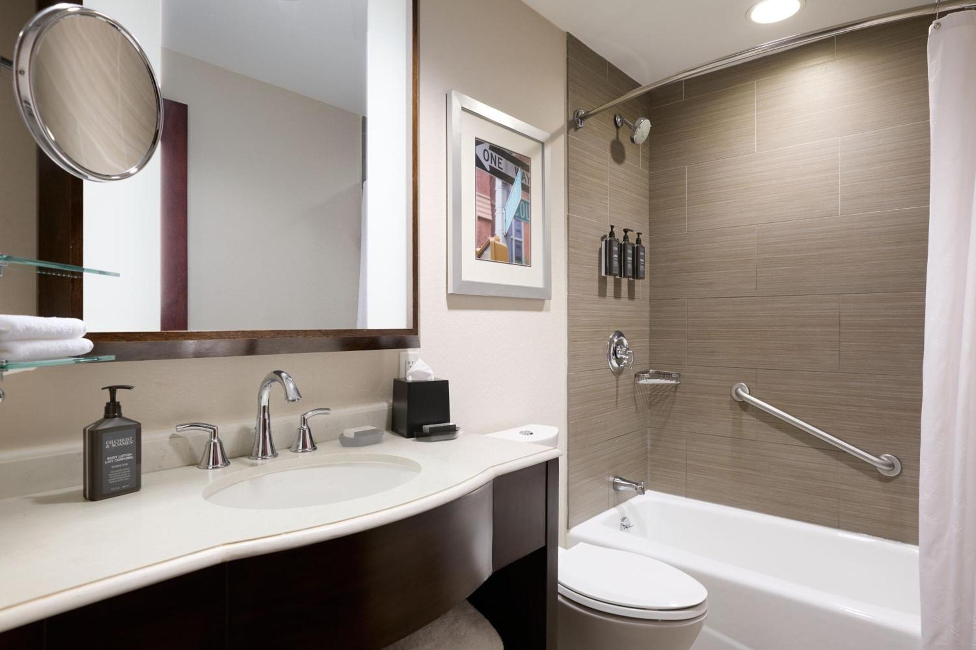 Quarto com 1 Cama de Casal e Vista da Cidade